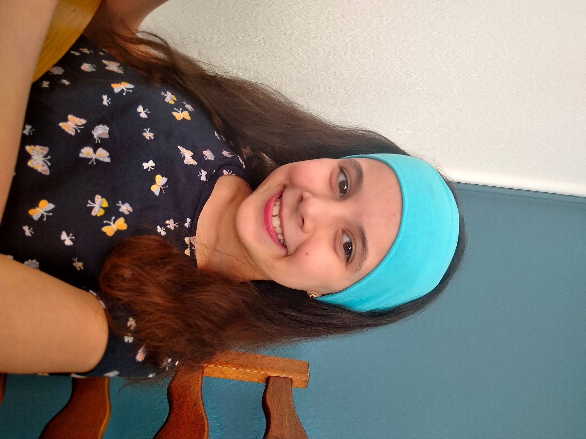 Alicia participe au concours pour gagner de l'argent avec cette photo : beauty, black_hair, blue, brown_hair, child, ear, eye, fashion_accessory, hair, happy, headwear, joy, lip, long_hair, mouth, neck, nose, person, photography, skin