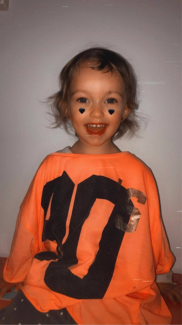 Lydia a rejoint le concours — aidez-le/la à gagner de superbes lots ! child, child_model, joy, orange, person, toddler