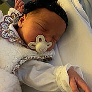 Mia participe au concours pour gagner de l'argent avec cette photo : newborn, baby, sleeping, pacifier, headband, white_clothing, blanket, hospital_bassinet, infant, peaceful, closeup, hand, face, sleep, soft, cute, indoors, resting, child, portrait