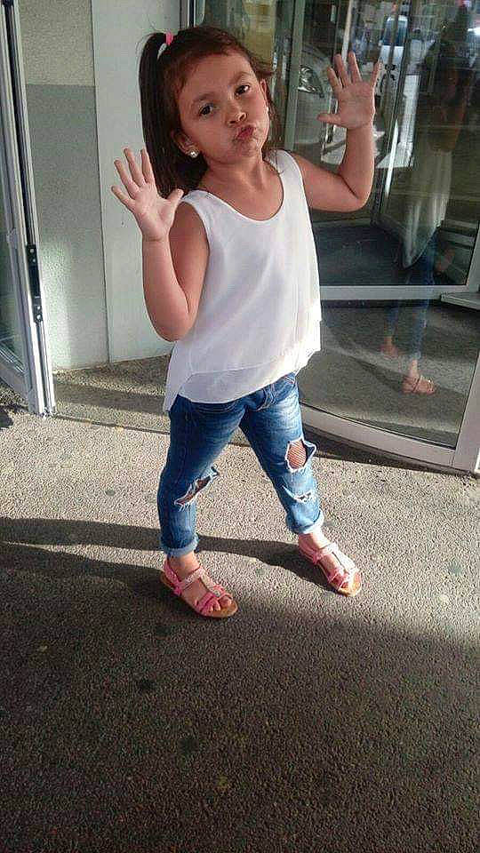 Mégane a rejoint le concours — aidez-le/la à gagner de superbes lots ! denim, elbow, electric_blue, eye, gesture, happy, human_leg, knee, leg, leisure, person, recreation, shoulder, sleeve, sportswear, t_shirt, thigh, thumb, toddler, trunk