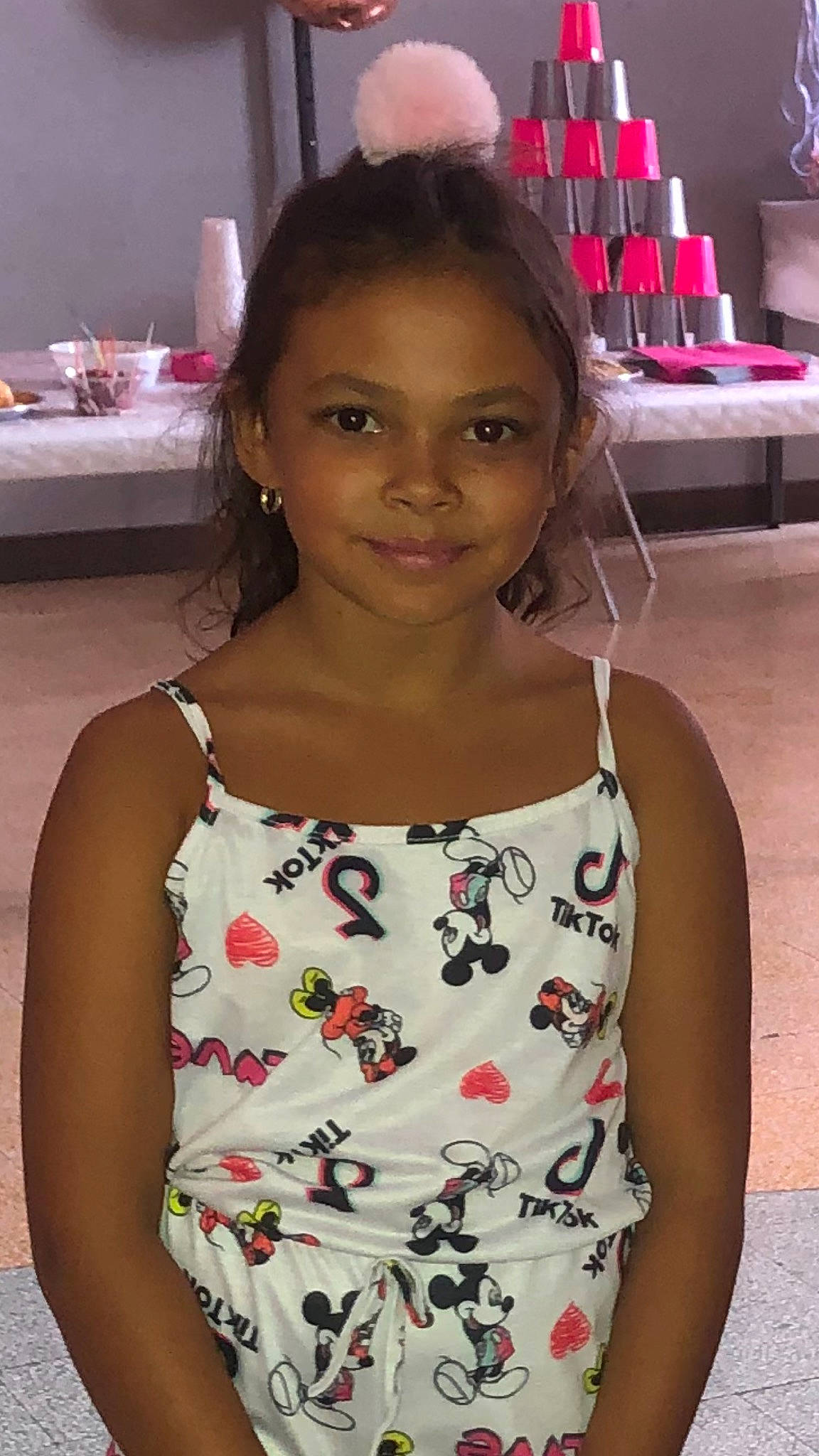 Mégane a rejoint le concours — aidez-le/la à gagner de superbes lots ! arm, black, cheek, chin, eyebrow, face, facial_expression, fashion, hair, hairstyle, happy, head, joint, joy, neck, person, shoulder, skin, sleeve, smile