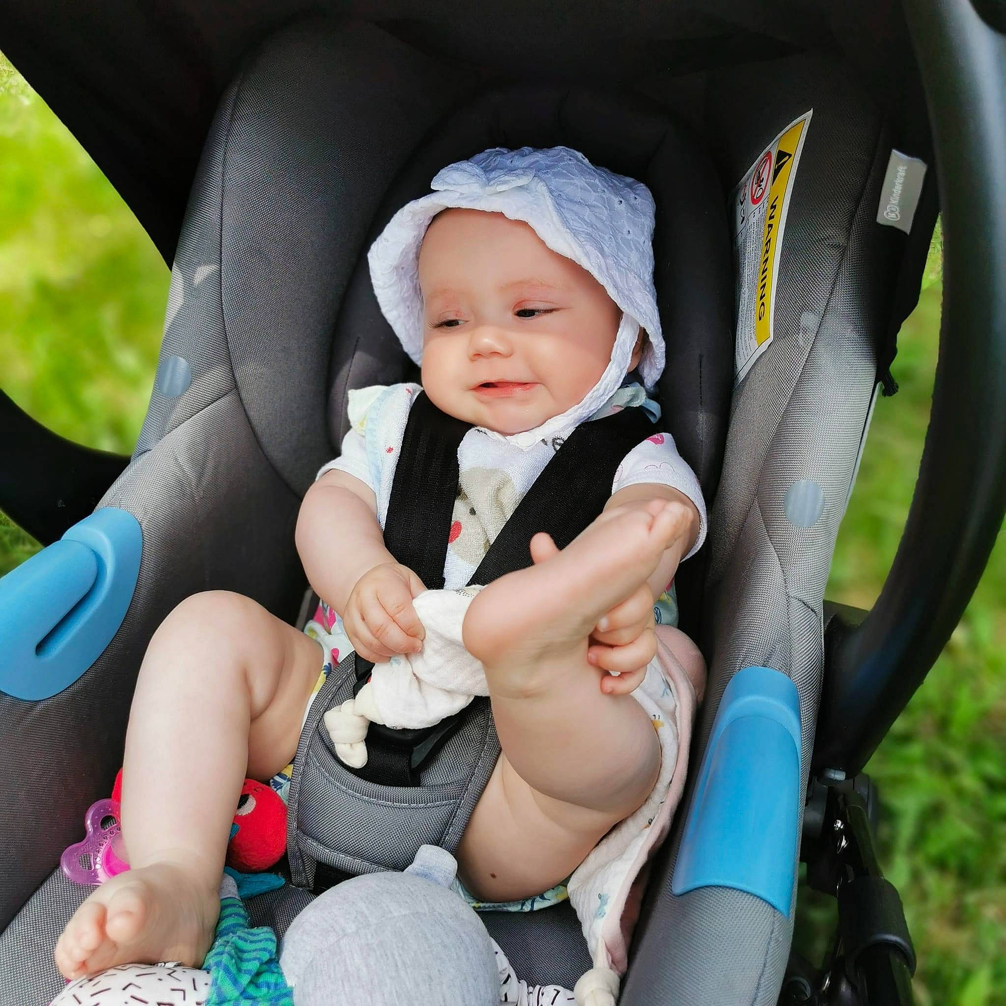 Mia a rejoint le concours — aidez-le/la à gagner de superbes lots ! auto_part, baby, baby_carriage, baby_products, baby_toddler_clothing, beauty, car_seat, child, comfort, fun, grass, happy, headwear, leg, person, product, skin, smile, thigh, thumb