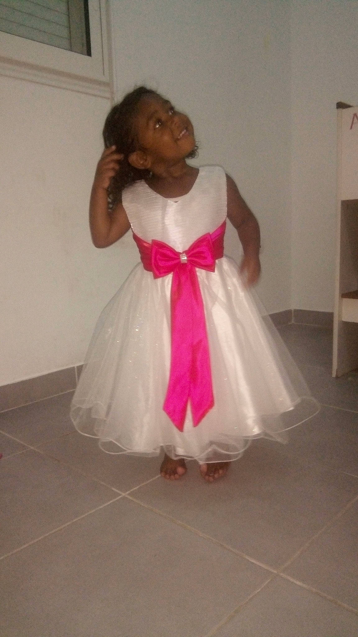 Kaycye a rejoint le concours — aidez-le/la à gagner de superbes lots ! bridal_accessory, bridal_party_dress, child, clothing, costume, dress, formal_wear, gown, joy, person, pink, toddler, white