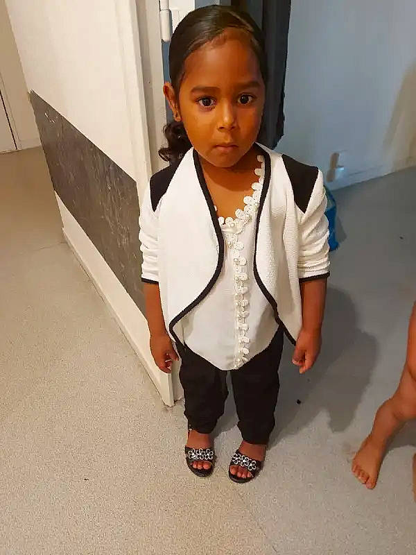 Kaycye a rejoint le concours — aidez-le/la à gagner de superbes lots ! child, footwear, jacket, outerwear, person, shoe, smile, standing, t_shirt, toddler, white