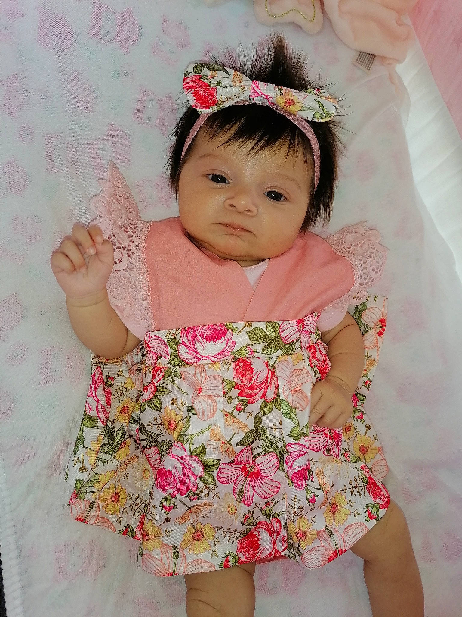 Liwen a rejoint le concours — aidez-le/la à gagner de superbes lots ! baby_toddler_clothing, child, day_dress, dress, embellishment, eyelash, finger, hair, hand, happy, headpiece, iris, magenta, one_piece_garment, pattern, person, pink, skin, sleeve, textile