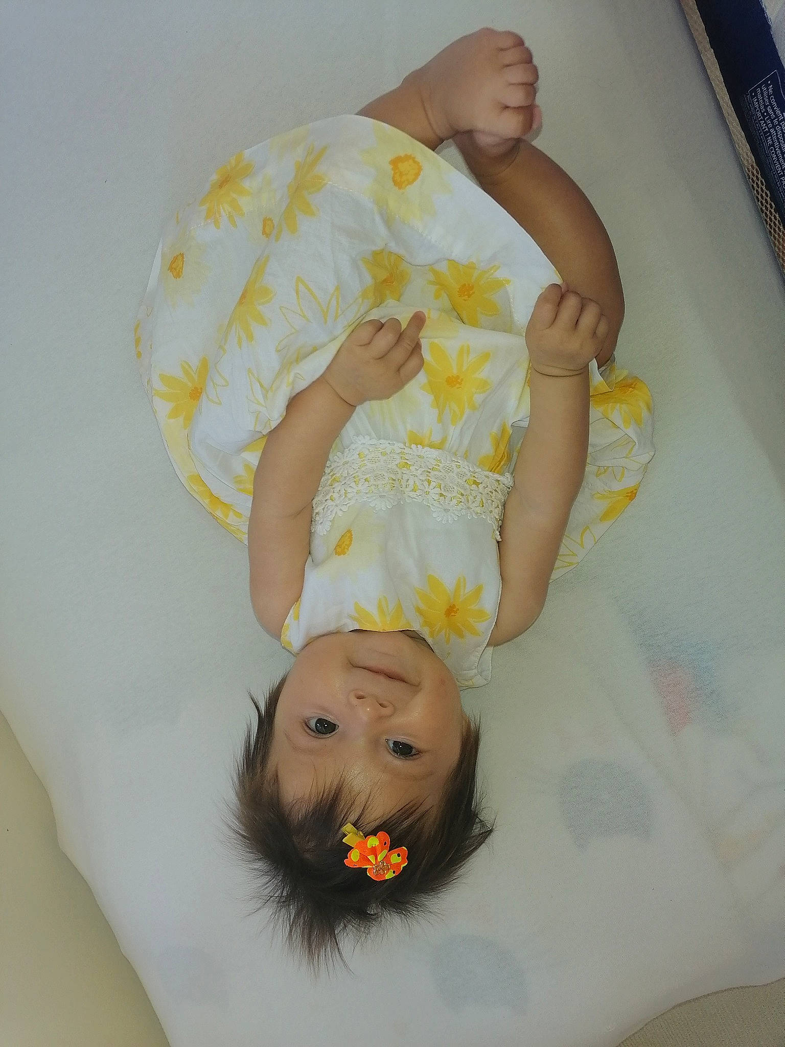 Liwen participe au concours pour gagner de l'argent avec cette photo : baby, baby_products, baby_sleeping, baby_toddler_clothing, child, comfort, flooring, fun, happy, linens, person, petal, room, skin, sleeve, textile, toddler