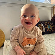 Maryus a rejoint le concours — aidez-le/la à gagner de superbes lots ! baby, infant, smile, sitting, onesie, fox_applique, blanket, window, sunlight, blue_sky, pillow, cushion, indoor, portrait, chubby_cheeks, teeth, hands, cozy, adorable, fabric_texture