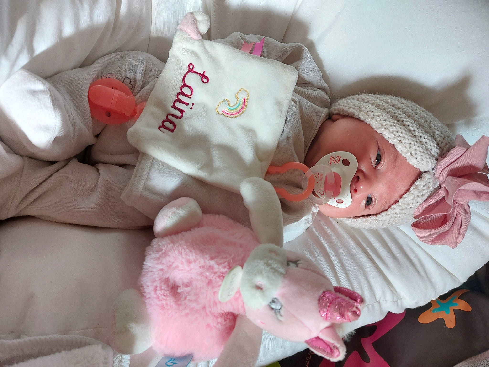 Laïna participe au concours pour gagner de l'argent avec cette photo : baby, baby_products, baby_sleeping, baby_toddler_clothing, bedding, bedtime, carmine, cheek, child, comfort, facial_expression, linens, nap, pink, room, skin, sleep, sleeve, textile, toddler