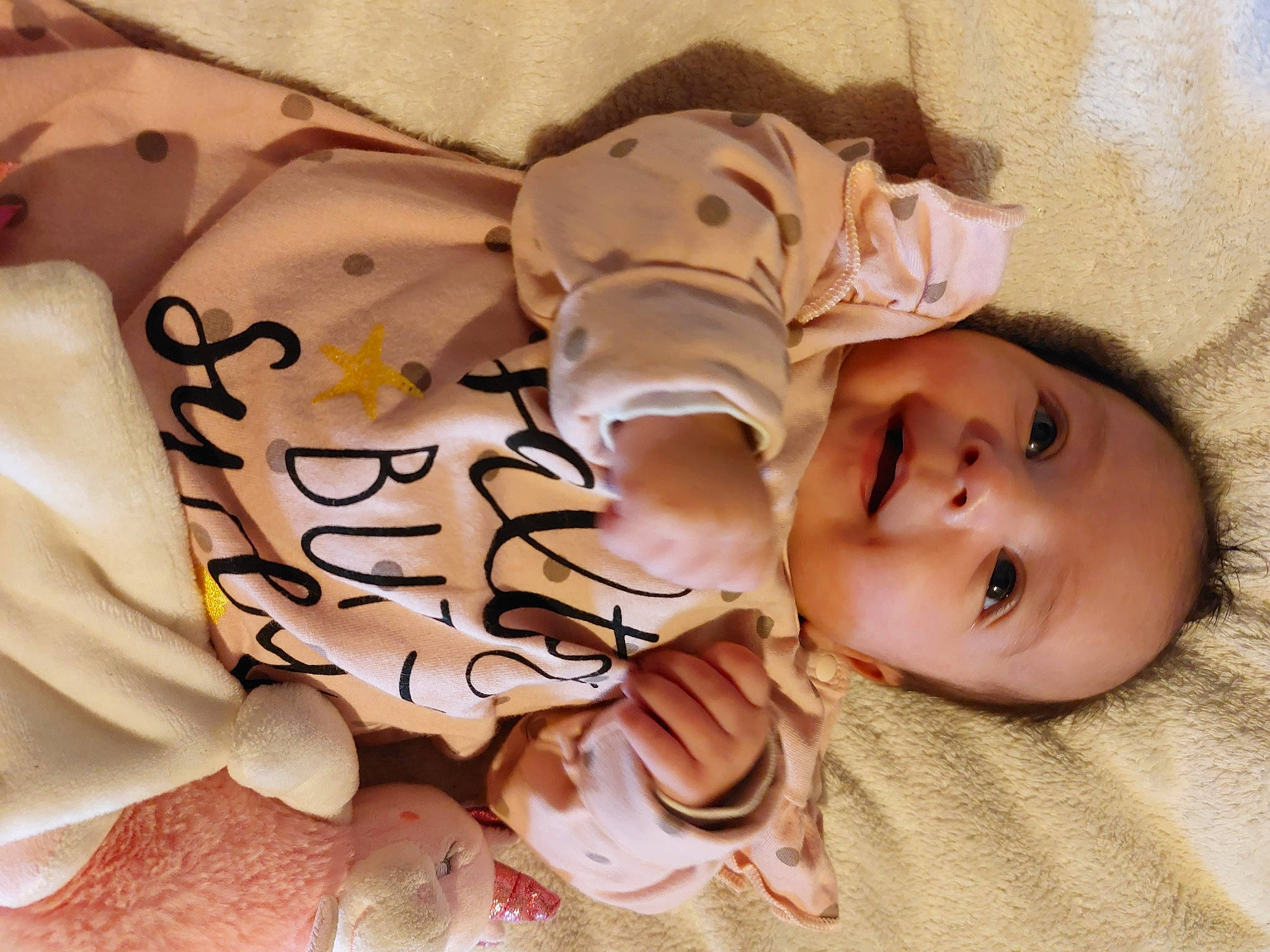 Laïna participe au concours pour gagner de l'argent avec cette photo : baby, baby_toddler_clothing, cheek, child, comfort, eye, font, happy, linens, mammal, nose, person, petal, product, skin, sleeve, smile, textile, toddler, vertebrate