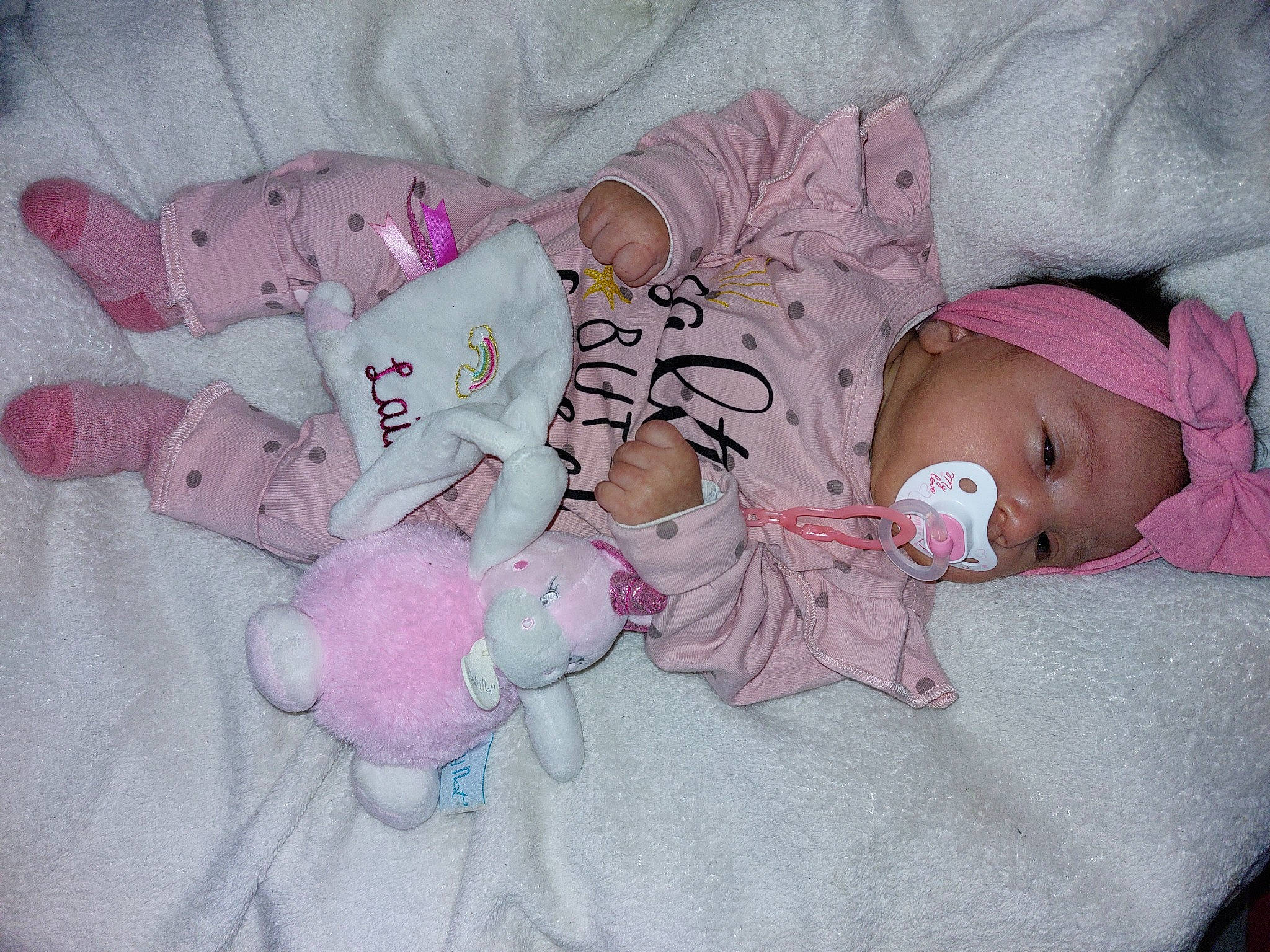 Laïna a rejoint le concours — aidez-le/la à gagner de superbes lots ! baby, baby_products, baby_sleeping, baby_toddler_clothing, cheek, child, comfort, eye, hand, head, headwear, linens, magenta, person, pink, product, purple, room, skin, sleeve