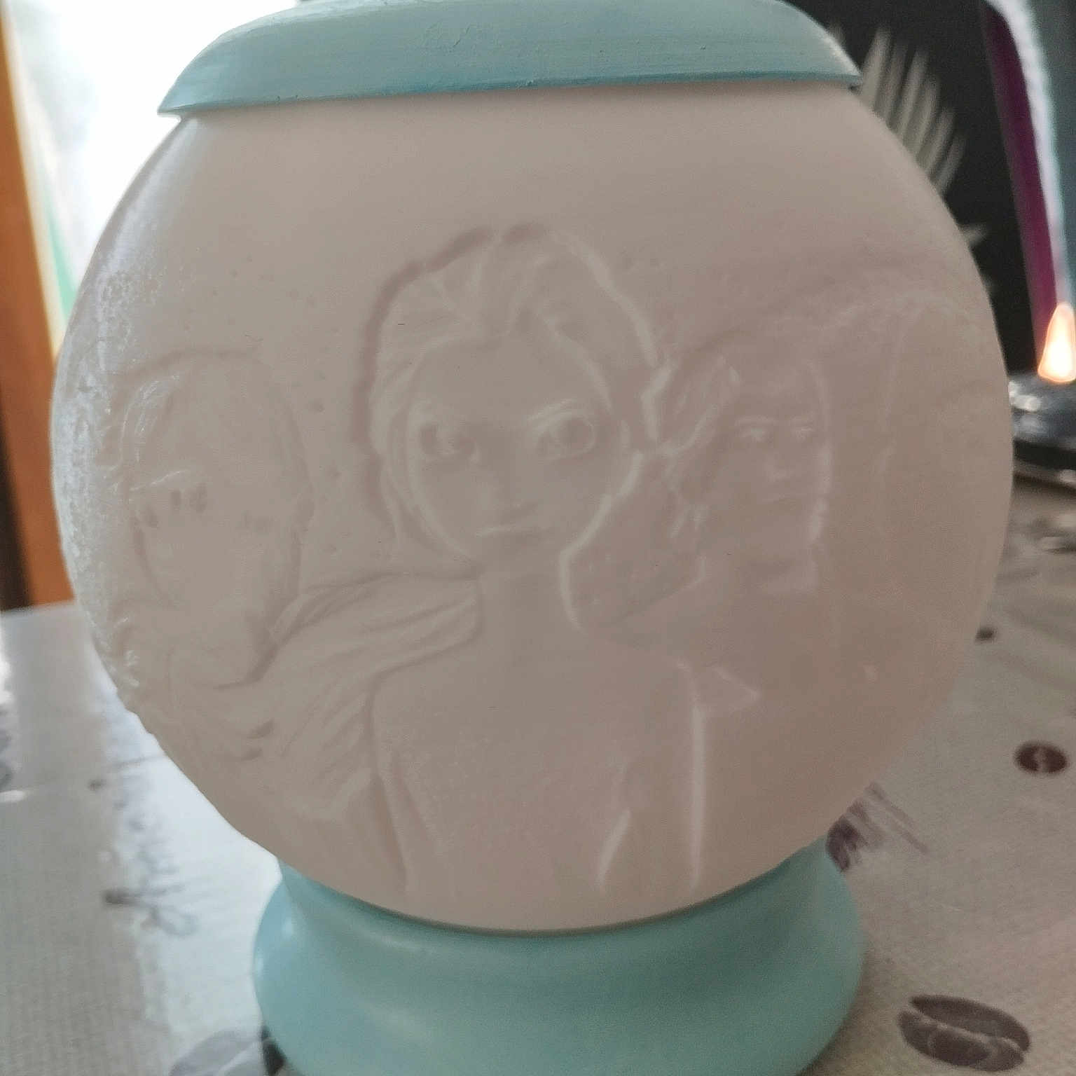 Alice participe au concours pour gagner de l'argent avec cette photo : art, artifact, carving, ceramic, circle, dishware, drinkware, earthenware, fashion_accessory, gas, glass, lamp, lampshade, pattern, porcelain, pottery, sculpture, serveware, table, wood