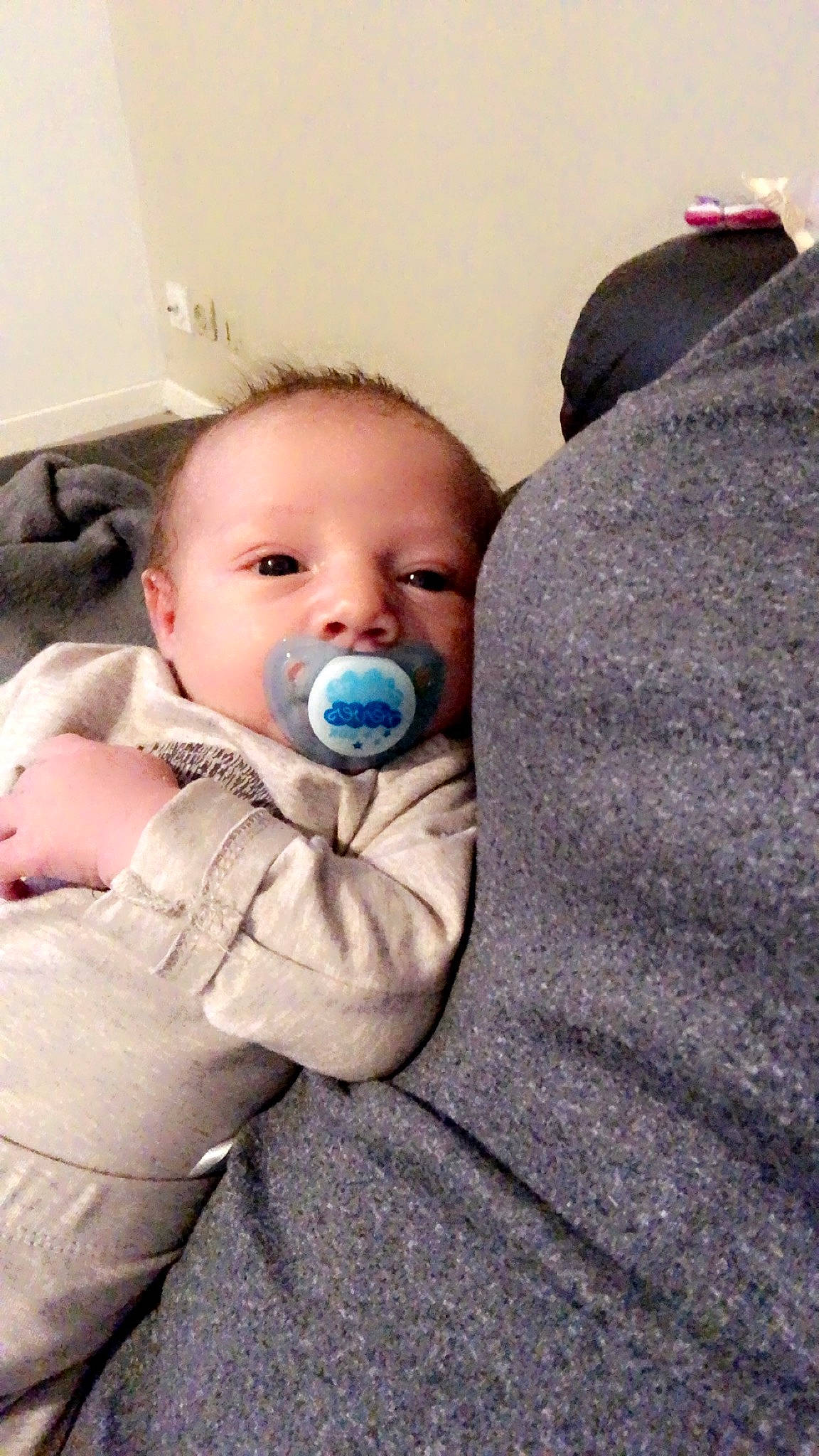 Tiago a rejoint le concours — aidez-le/la à gagner de superbes lots ! baby, baby_toddler_clothing, cheek, chin, comfort, ear, eye, finger, gesture, happy, head, human_body, iris, lip, mouth, nose, person, product, skin, standing