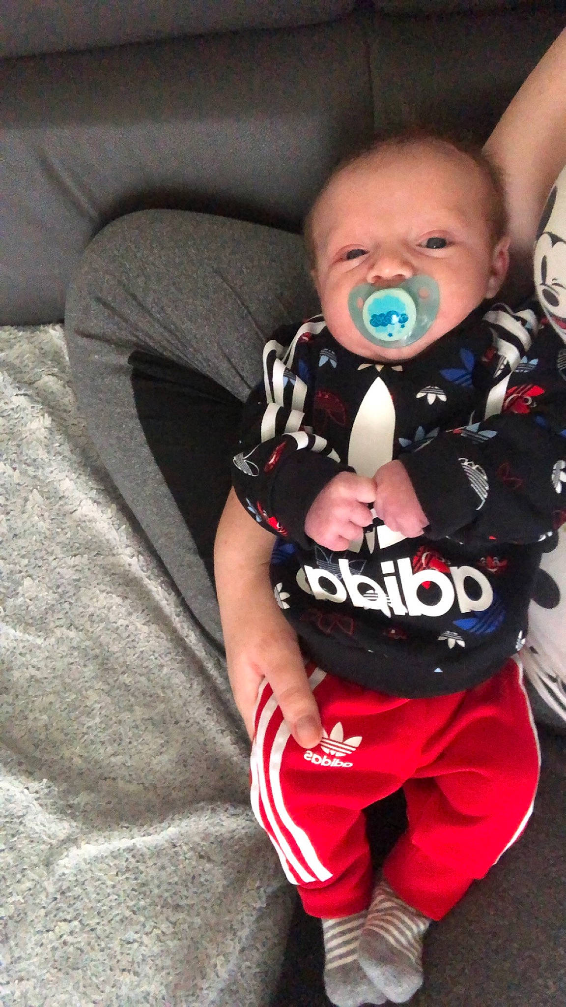 Tiago a rejoint le concours — aidez-le/la à gagner de superbes lots ! baby, baby_products, baby_safety, baby_toddler_clothing, carmine, cheek, child, comfort, fictional_character, flash_photography, fun, gesture, happy, pattern, person, personal_protective_equipment, sitting, sleeve, t_shirt, textile