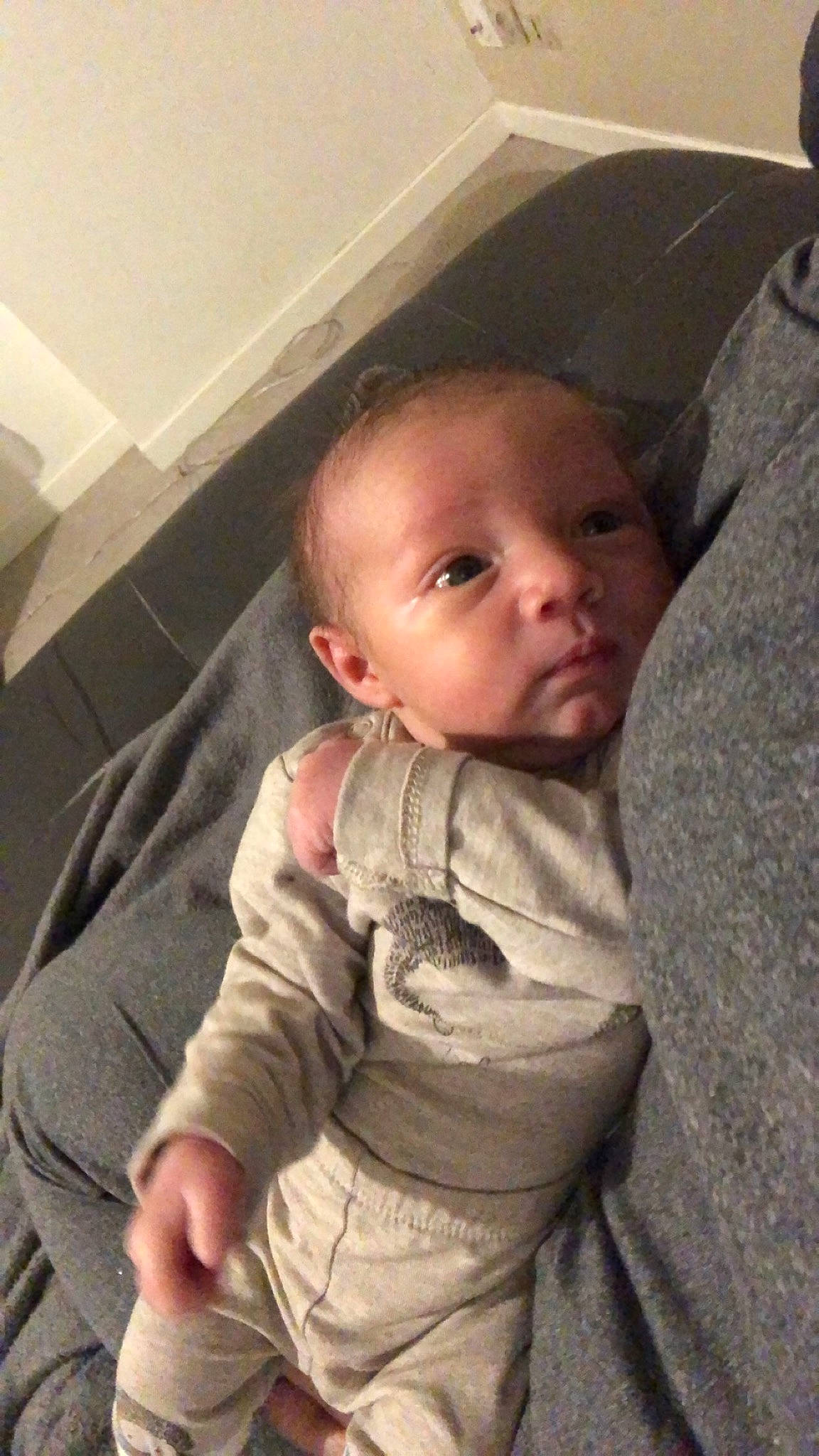 Tiago participe au concours pour gagner de l'argent avec cette photo : baby, baby_toddler_clothing, cheek, chin, comfort, ear, eye, eyebrow, face, floor, forehead, gesture, hairstyle, human_body, iris, lip, mouth, nose, person, skin