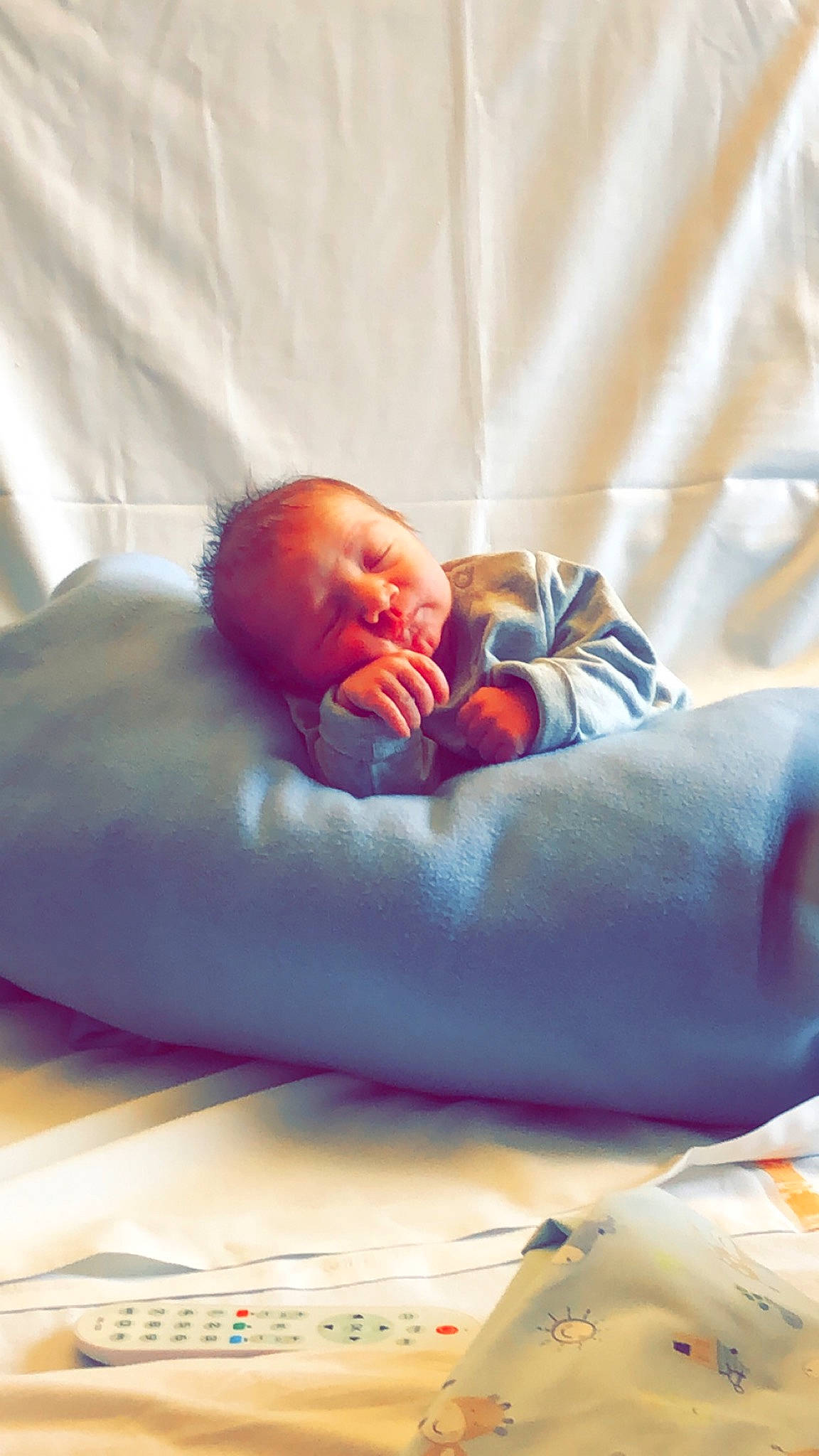 Tiago participe au concours pour gagner de l'argent avec cette photo : baby, baby_products, baby_safety, baby_sleeping, baby_toddler_clothing, bedtime, carmine, child, comfort, fun, linens, nap, orange, person, product, room, sitting, sleep, textile, toddler