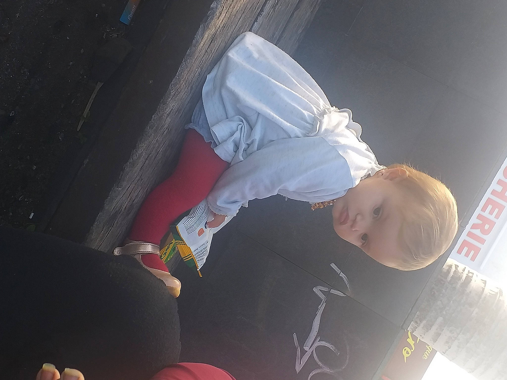 Kaïla participe au concours pour gagner de l'argent avec cette photo : ball, carmine, child, comfort, elbow, finger, flooring, fun, gesture, human_leg, nap, person, room, space, toddler, toy