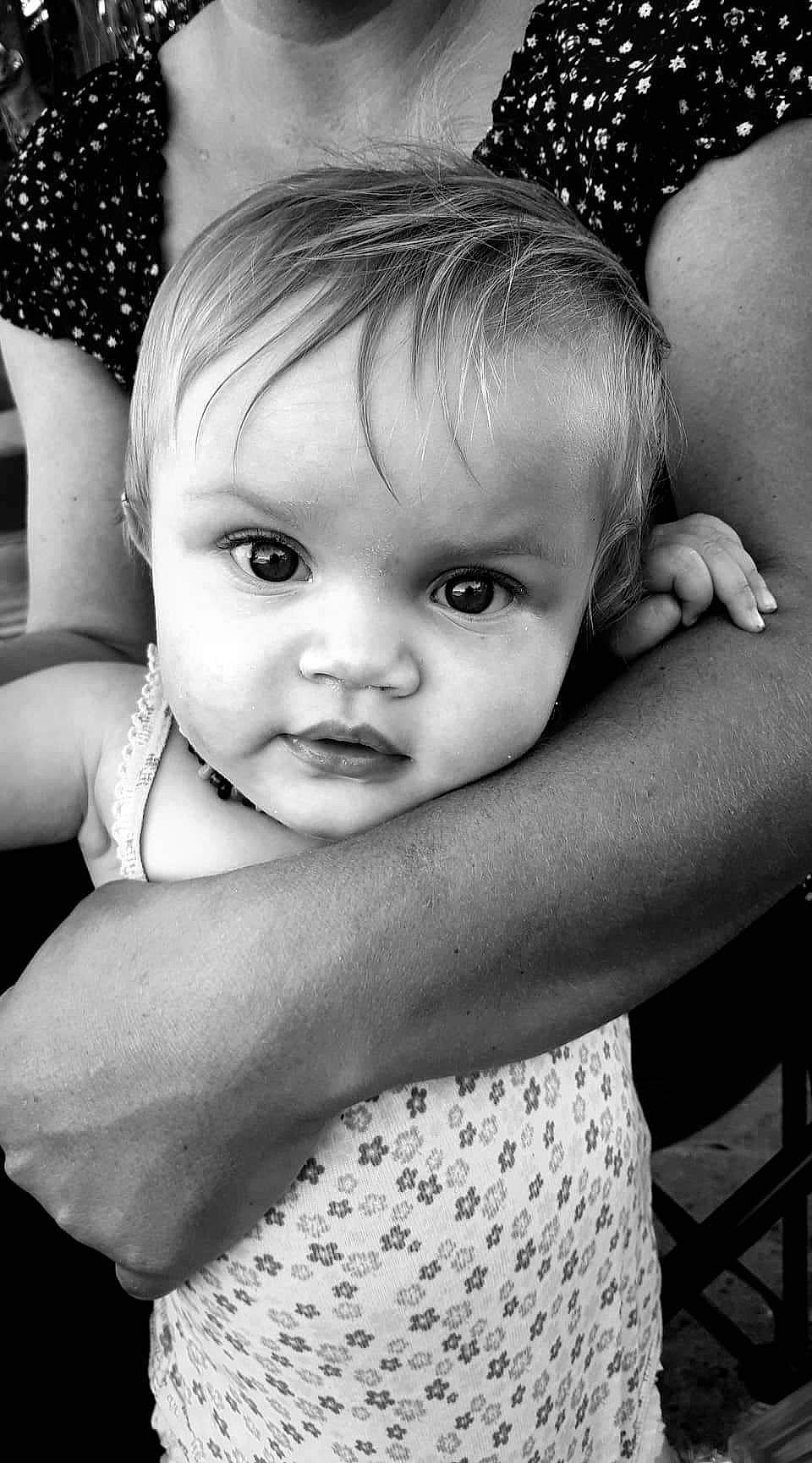 Kaïla a rejoint le concours — aidez-le/la à gagner de superbes lots ! arm, black, black_and_white, eye, eyebrow, eyelash, facial_expression, flash_photography, gesture, hairstyle, hand, happy, head, human, lip, organ, person, photograph, skin, standing