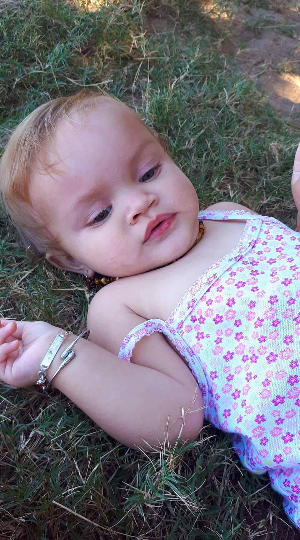 Kaïla a rejoint le concours — aidez-le/la à gagner de superbes lots ! baby, baby_toddler_clothing, cheek, eye, fawn, flash_photography, grass, grass_family, happy, head, iris, leaf, lip, nose, people_in_nature, person, pink, plant, skin, toddler