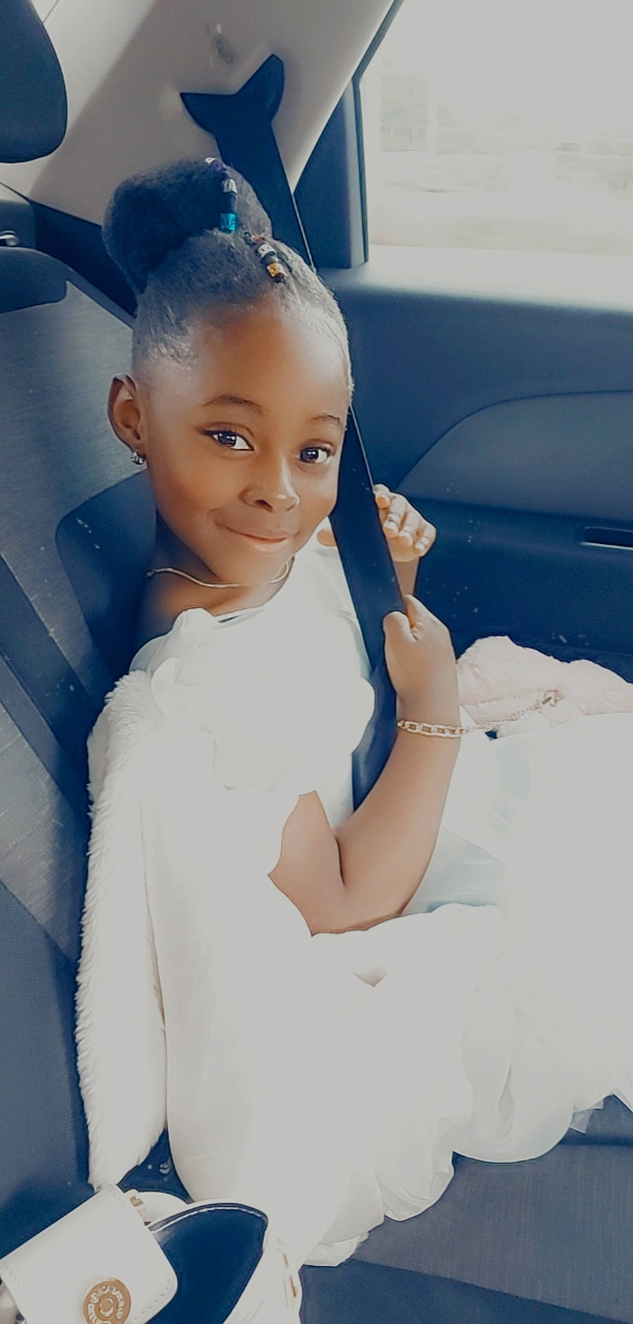 Princesse a rejoint le concours — aidez-le/la à gagner de superbes lots ! arm, automotive_design, bridal_accessory, dress, electric_blue, eye, eyebrow, fashion_design, flash_photography, formal_wear, gesture, gown, happy, head, headgear, joy, long_hair, neck, person, smile