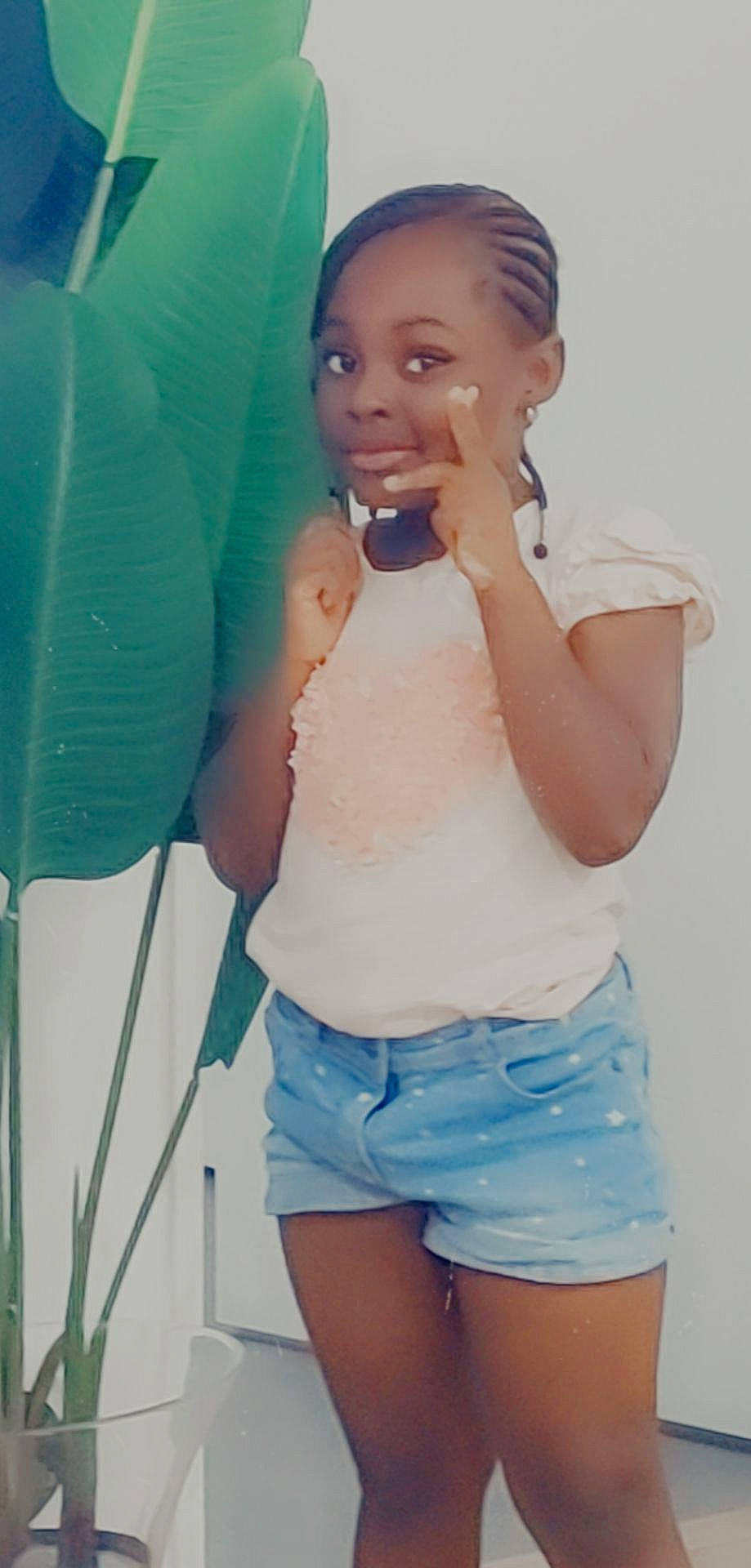 Princesse participe au concours pour gagner de l'argent avec cette photo : black_hair, chest, cool, elbow, gesture, hairstyle, happy, human_body, jean_short, joint, knee, organ, person, shorts, shoulder, skin, t_shirt, thigh, trunk, waist