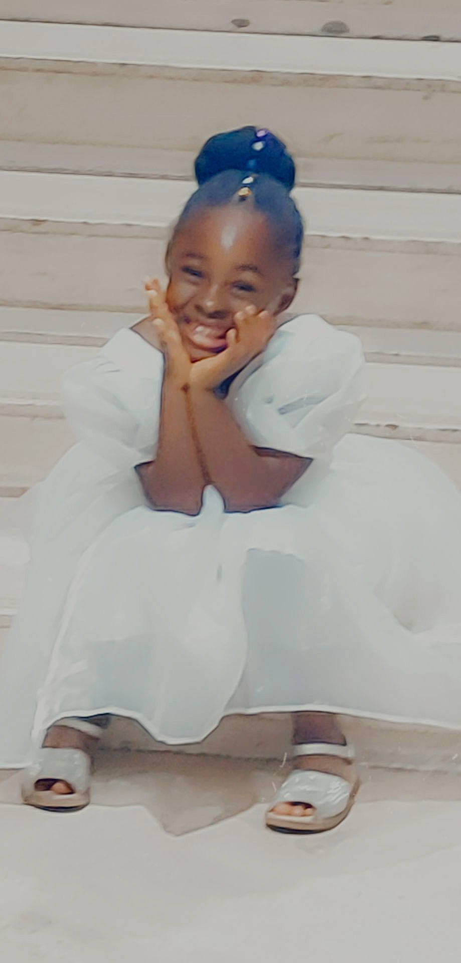 Princesse participe au concours pour gagner de l'argent avec cette photo : baby, baby_toddler_clothing, cap, child, eye, face, flash_photography, footwear, gesture, hairstyle, happy, hat, headpiece, human_leg, joy, person, sandal, shoe, sleeve, smile