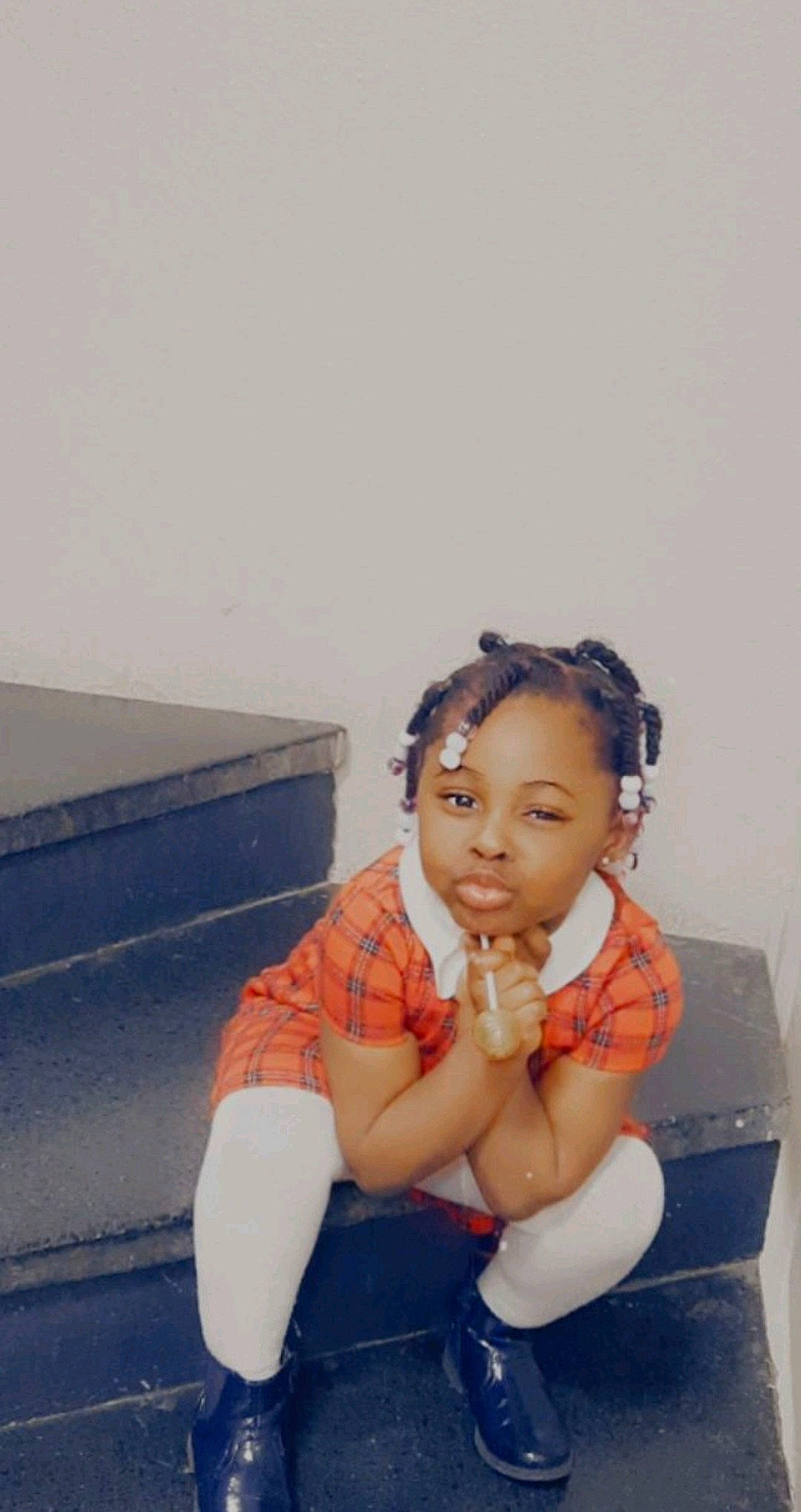 Princesse a rejoint le concours — aidez-le/la à gagner de superbes lots ! arm, audio_equipment, baby_toddler_clothing, black_hair, cheek, child, clothing, eye, fashion_accessory, flash_photography, fun, hair_tie, happy, headband, headpiece, jewellery, person, sitting, skin, smile