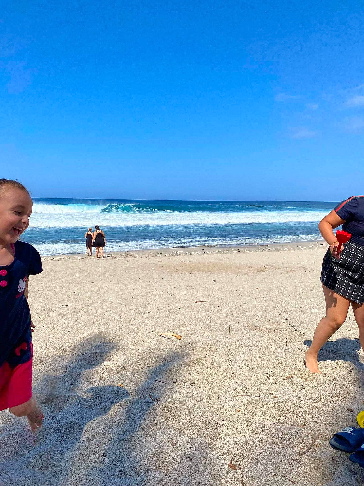 Kyara participe au concours pour gagner de l'argent avec cette photo : azure, beach, bermuda_shorts, blue, cloud, coastal_and_oceanic_landforms, happy, horizon, human_body, joy, landscape, leg, leisure, people_in_nature, people_on_beach, person, shorts, sky, smile, standing