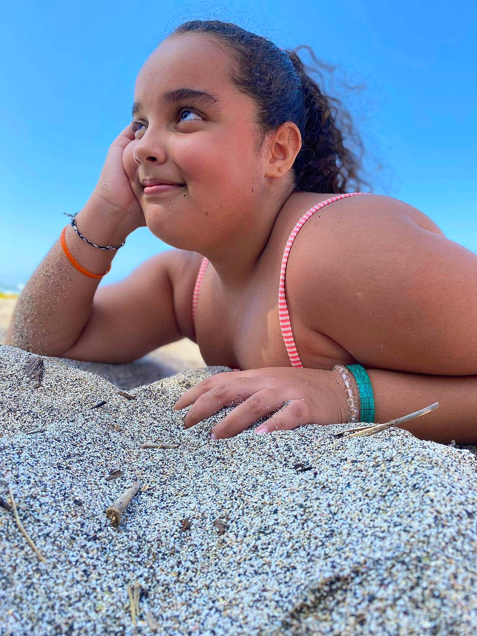 Stecy participe au concours pour gagner de l'argent avec cette photo : azure, beach, chest, finger, flash_photography, fun, gesture, hand, happy, head, joy, natural_environment, people_in_nature, people_on_beach, person, sand, sky, smile, summer, sunlight