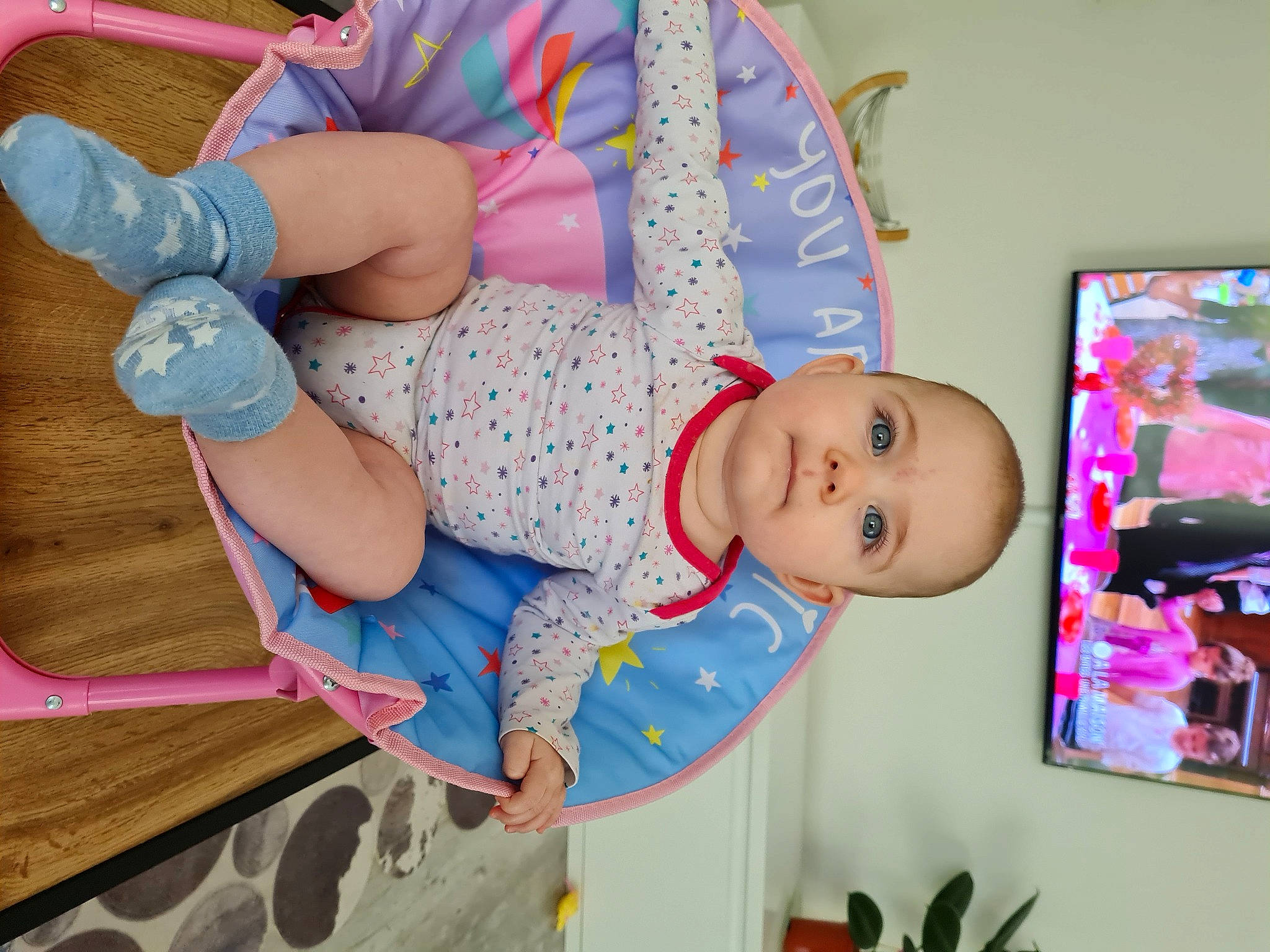 Mina a rejoint le concours — aidez-le/la à gagner de superbes lots ! baby, baby_products, baby_toddler_clothing, baby_toys, child, happy, hat, houseplant, linens, pattern, person, picture_frame, pink, plant, play, room, skin, sleeve, smile, sock