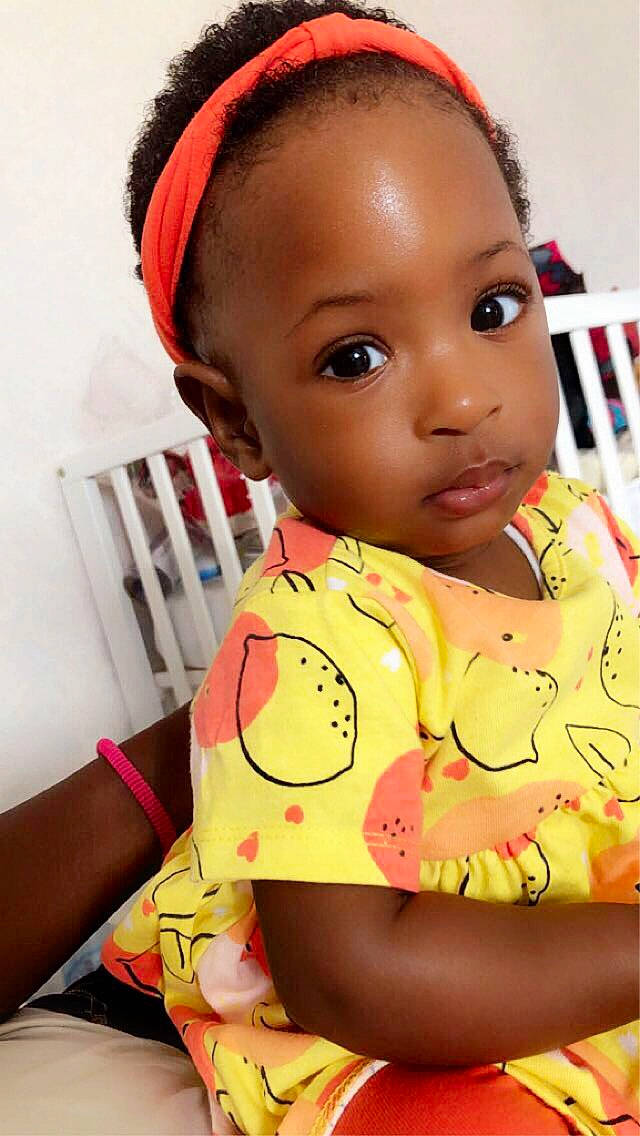 Maryam participe au concours pour gagner de l'argent avec cette photo : baby, black_hair, cheek, child, ear, face, forehead, hair, hair_accessory, hairstyle, head, headband, lip, neck, person, skin, toddler