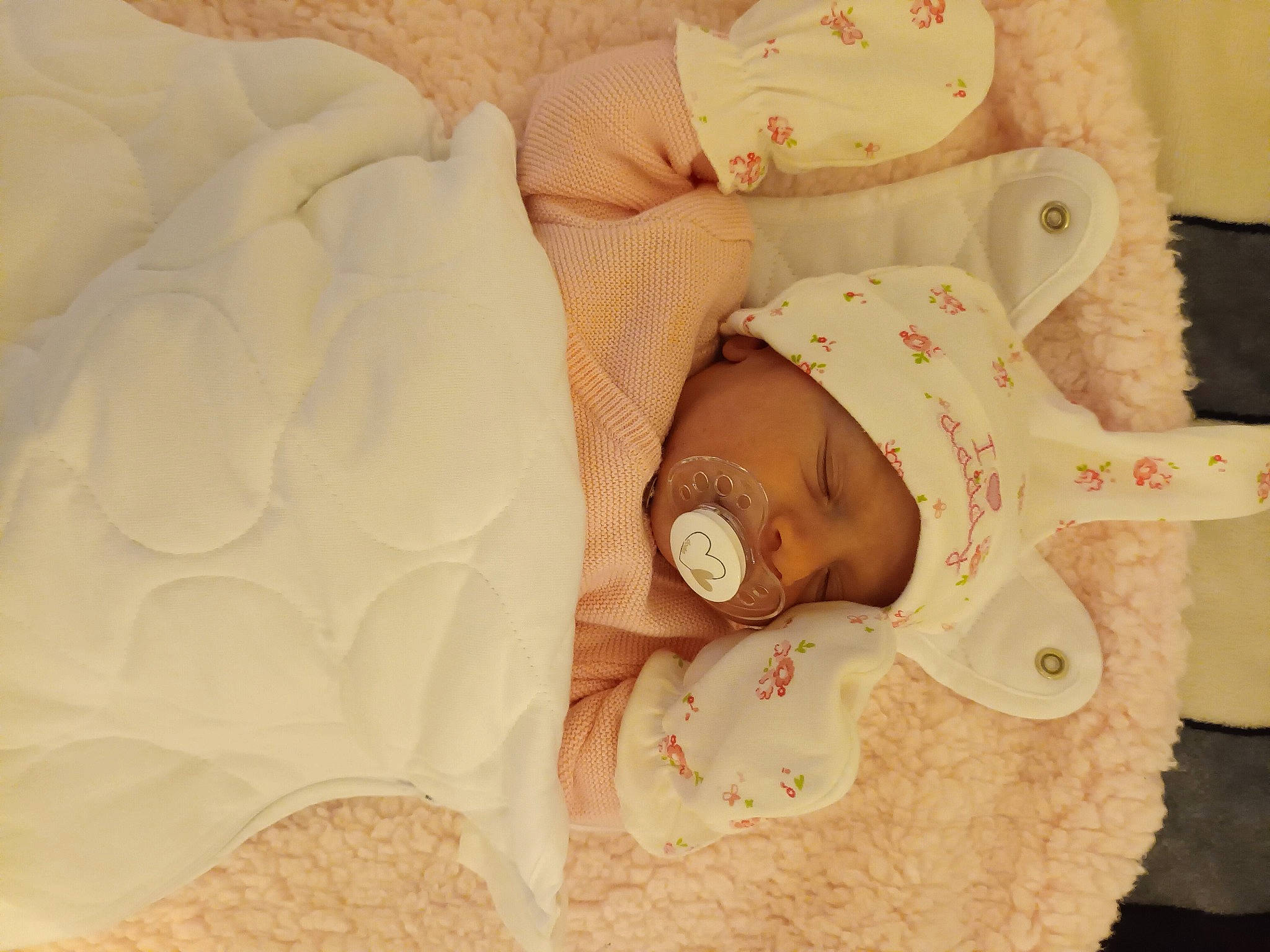 Mariana participe au concours pour gagner de l'argent avec cette photo : baby, baby_products, baby_sleeping, baby_toddler_clothing, bed_sheet, bedding, bedtime, blanket, child, comfort, fashion_accessory, hair_accessory, headwear, linens, pattern, peach, person, petal, room, textile