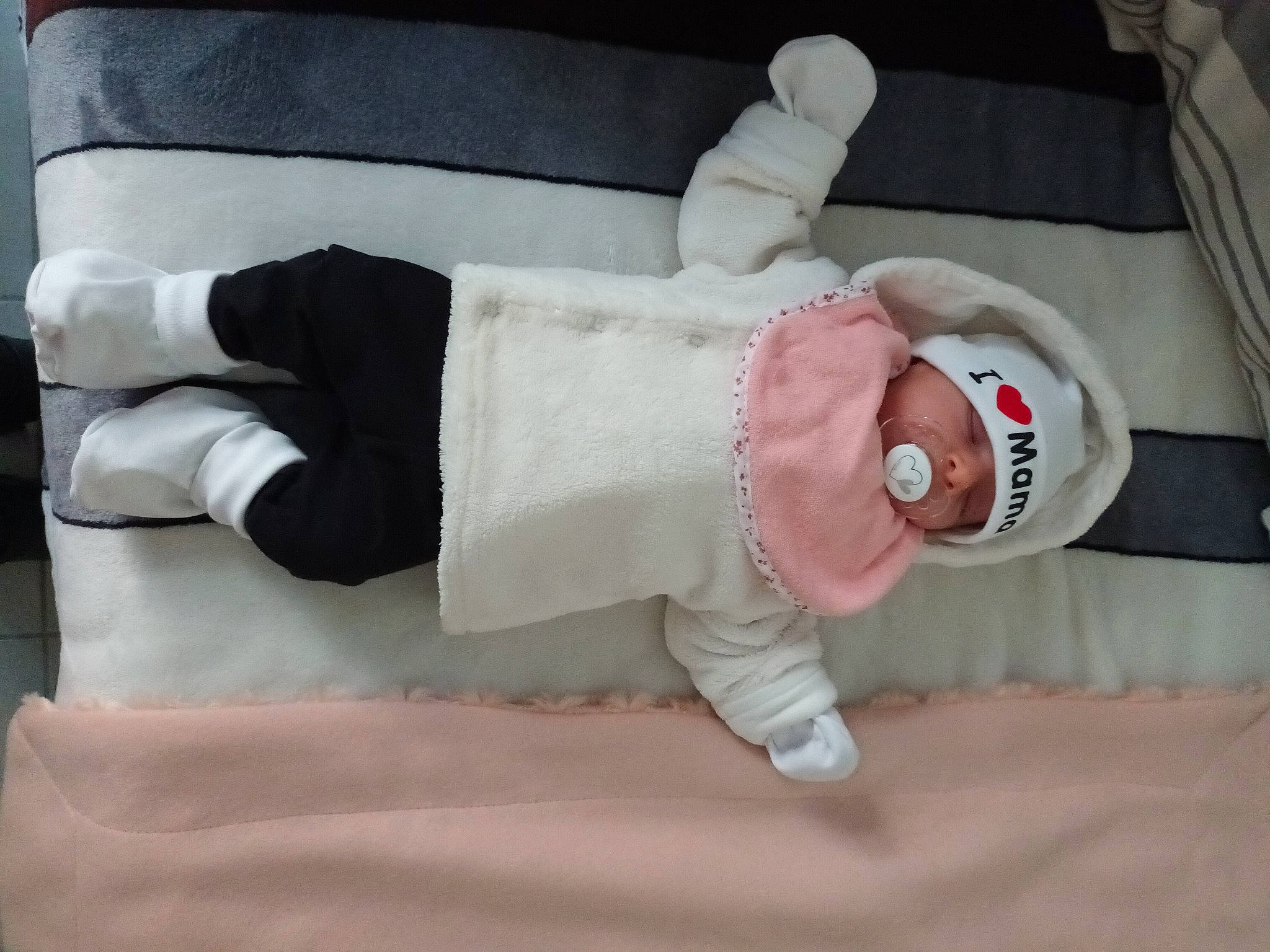 Mariana a rejoint le concours — aidez-le/la à gagner de superbes lots ! baby, baby_products, baby_safety, baby_sleeping, baby_toddler_clothing, child, comfort, hand, hat, head, headgear, human_body, knee, leg, linens, product, sleeve, sock, toddler, window