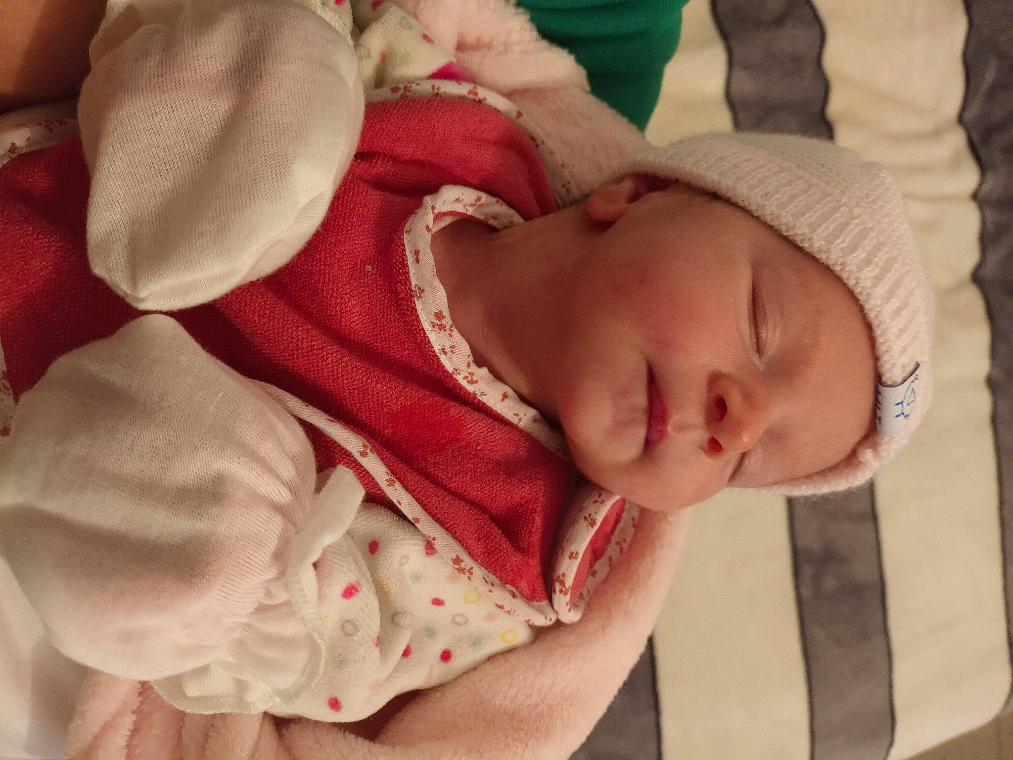 Mariana participe au concours pour gagner de l'argent avec cette photo : baby, baby_products, baby_sleeping, baby_toddler_clothing, cheek, child, comfort, eye, eyebrow, eyelash, finger, hand, head, linens, lip, mouth, nose, person, skin, sleeve