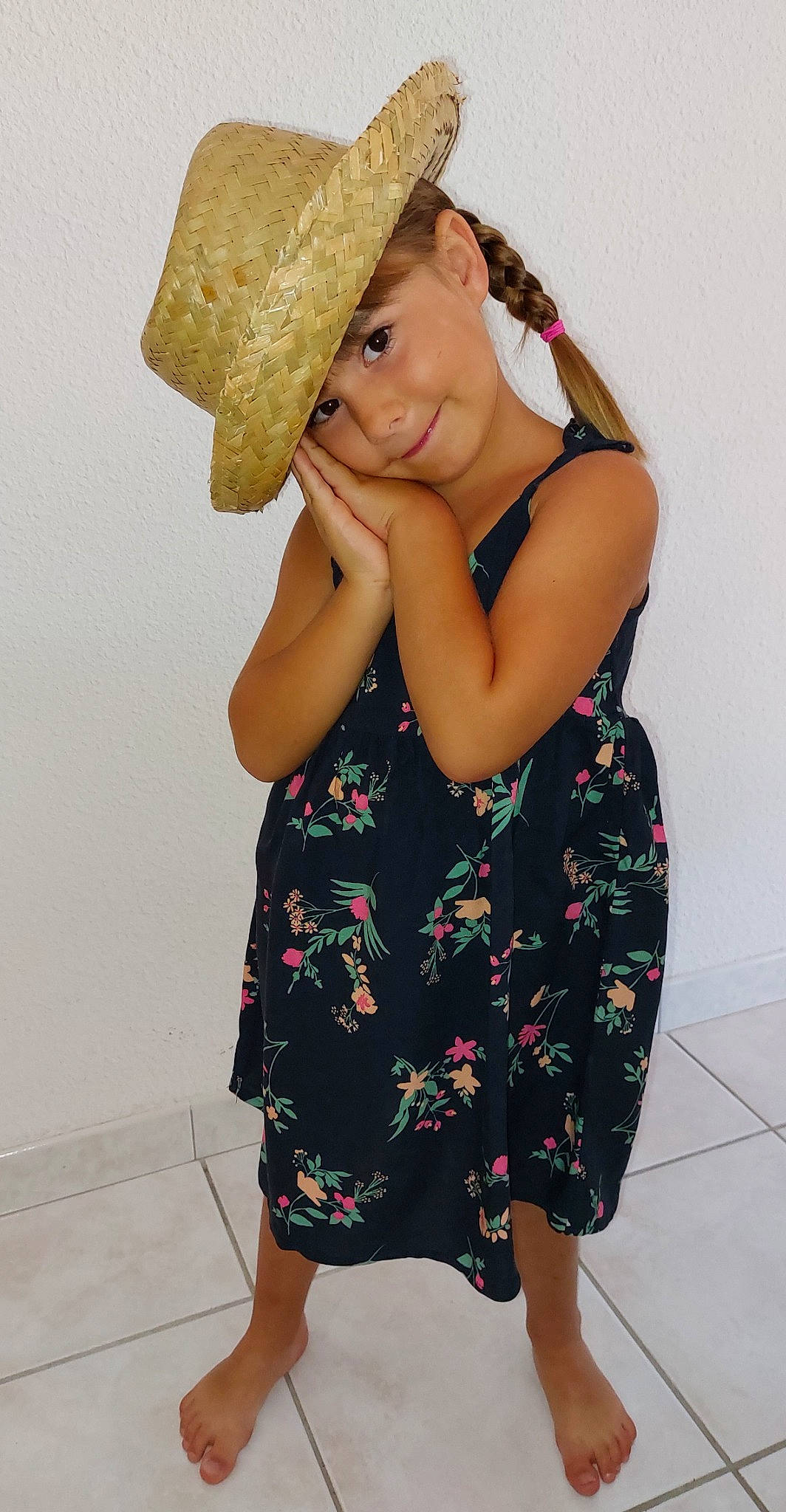 Julia participe au concours pour gagner de l'argent avec cette photo : dress, eye, face, facial_expression, fashion, flash_photography, gesture, happy, hat, head, headwear, joy, leg, neck, one_piece_garment, person, shoulder, skin, sleeve, smile