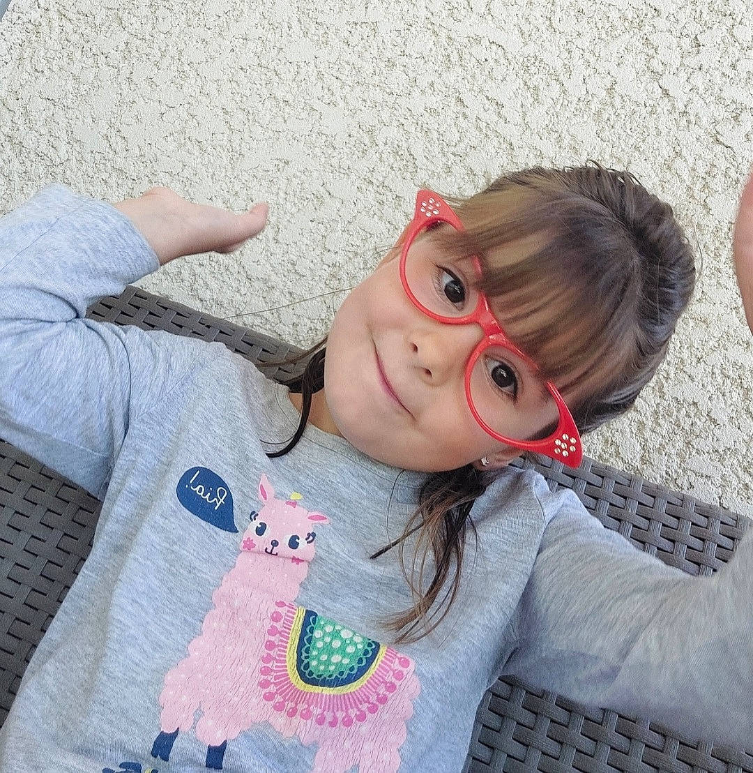 Julia a rejoint le concours — aidez-le/la à gagner de superbes lots ! blond, child, cool, eyelash, eyewear, friendship, fun, gesture, grass, grey, happy, joy, leisure, lip, mouth, pattern, person, sitting, skin, t_shirt