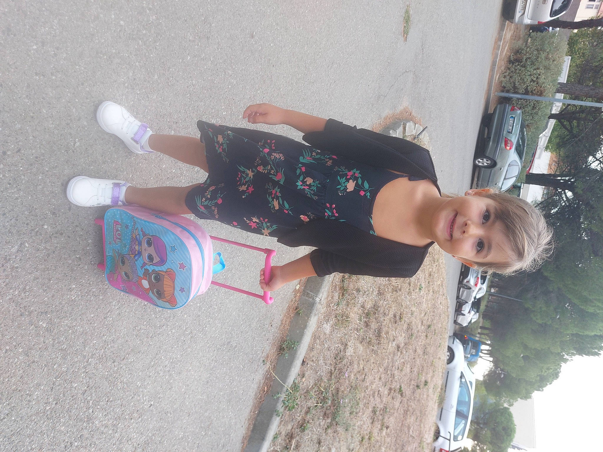 Julia participe au concours pour gagner de l'argent avec cette photo : automotive_exterior, car, child, concrete, family_car, fun, human_leg, joy, paint, pattern, person, recreation, smile, thigh, toddler, tree, vehicle, vehicle_door