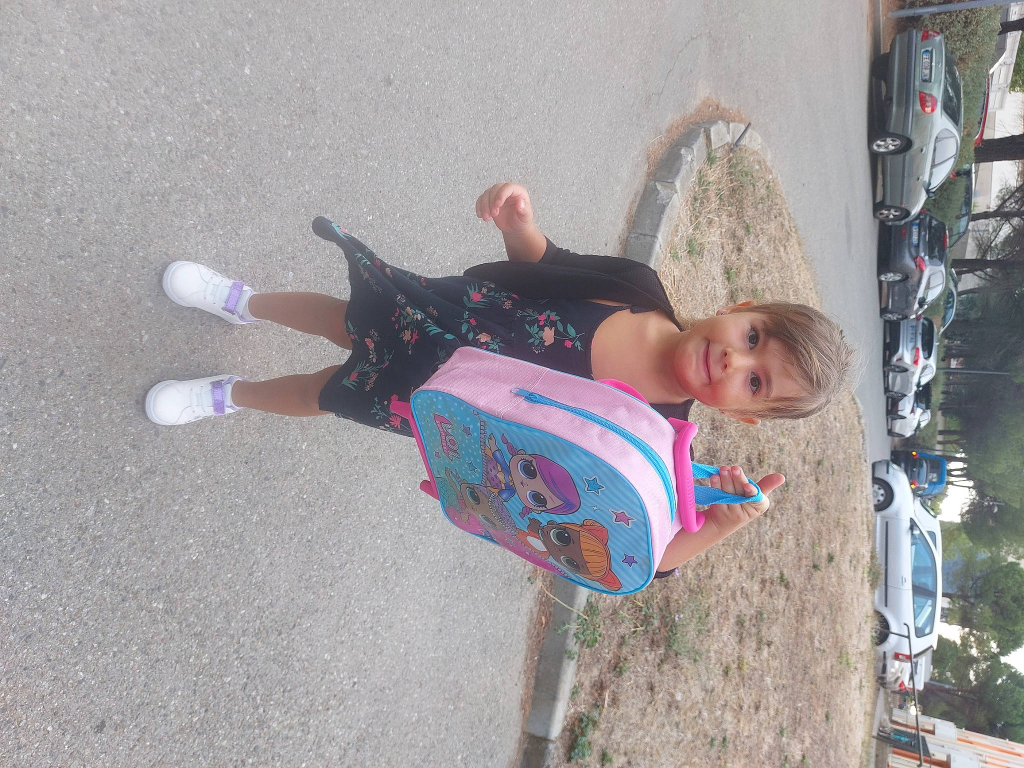 Julia a rejoint le concours — aidez-le/la à gagner de superbes lots ! asphalt, car, concrete, fun, joy, leisure, person, plant, recreation, thigh, travel, tree, visual_arts