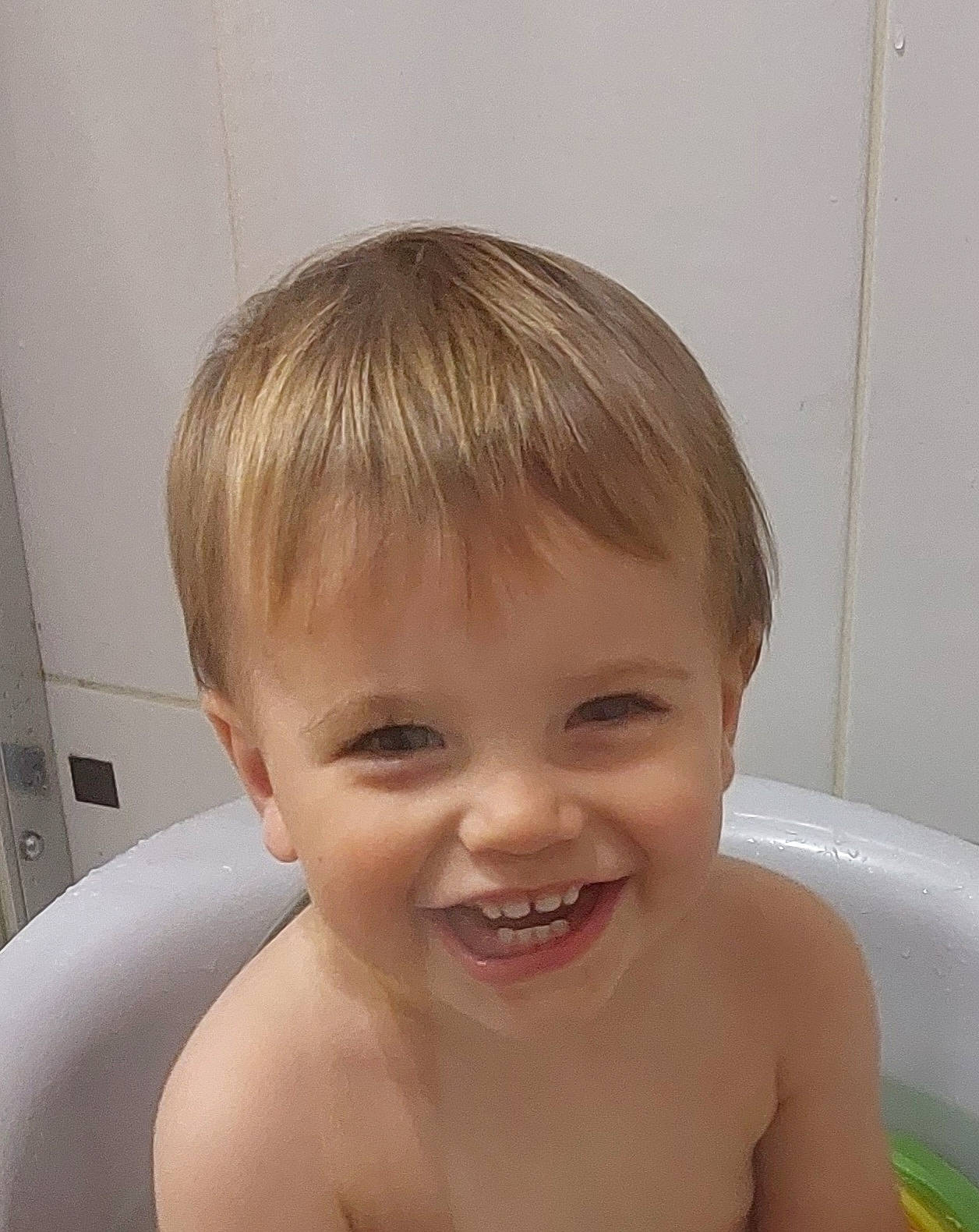 Milo participe au concours pour gagner de l'argent avec cette photo : baby_bathing, bathtub, cheek, chin, ear, eyebrow, eyelash, facial_expression, forehead, hair, hairstyle, head, human_body, jaw, joy, muscle, neck, nose, person, skin