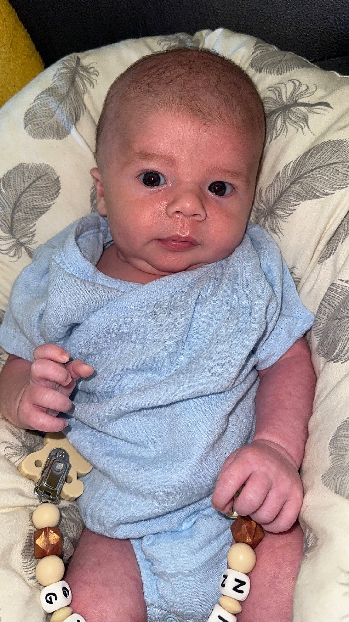 Giulyann a rejoint le concours — aidez-le/la à gagner de superbes lots ! arm, baby, baby_toddler_clothing, cheek, comfort, eye, face, finger, gesture, hand, head, iris, lip, mouth, nose, organ, person, product, skin, sleeve