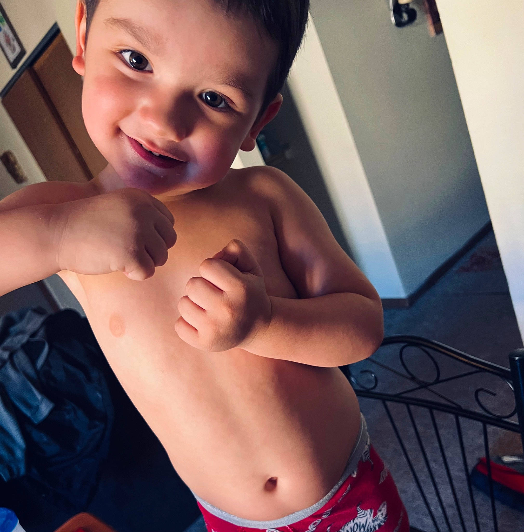 Alius is registered to the contest to win money with this photo: arm, chest, chin, cool, elbow, eye, eyebrow, eyelash, face, flash_photography, gesture, jaw, joint, joy, lip, muscle, neck, person, shoulder, skin