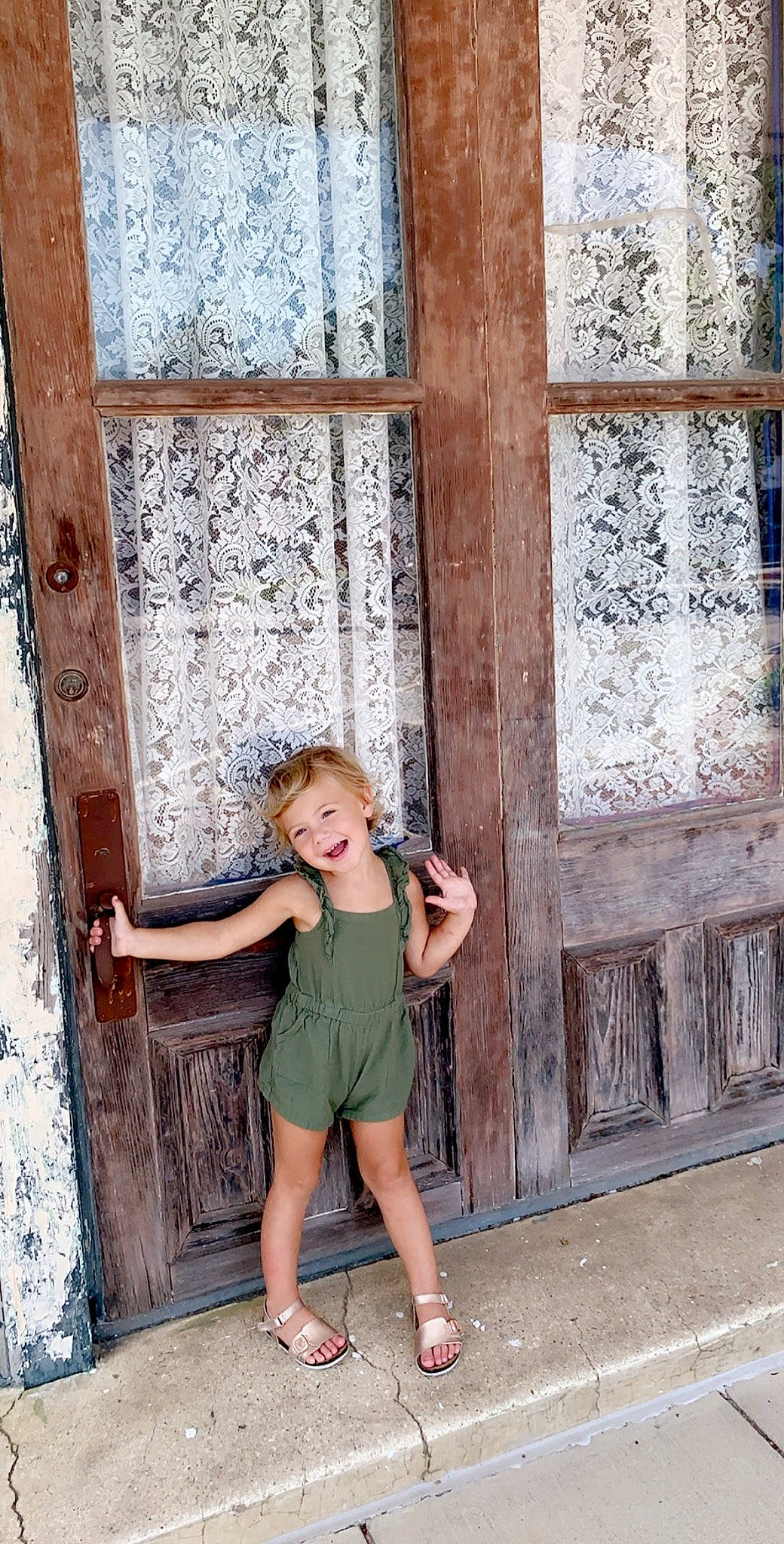 Rockie is registered to the contest to win money with this photo: fawn, footwear, joy, leg, person, photograph, photography, shoe, shoulder, street_fashion, waist