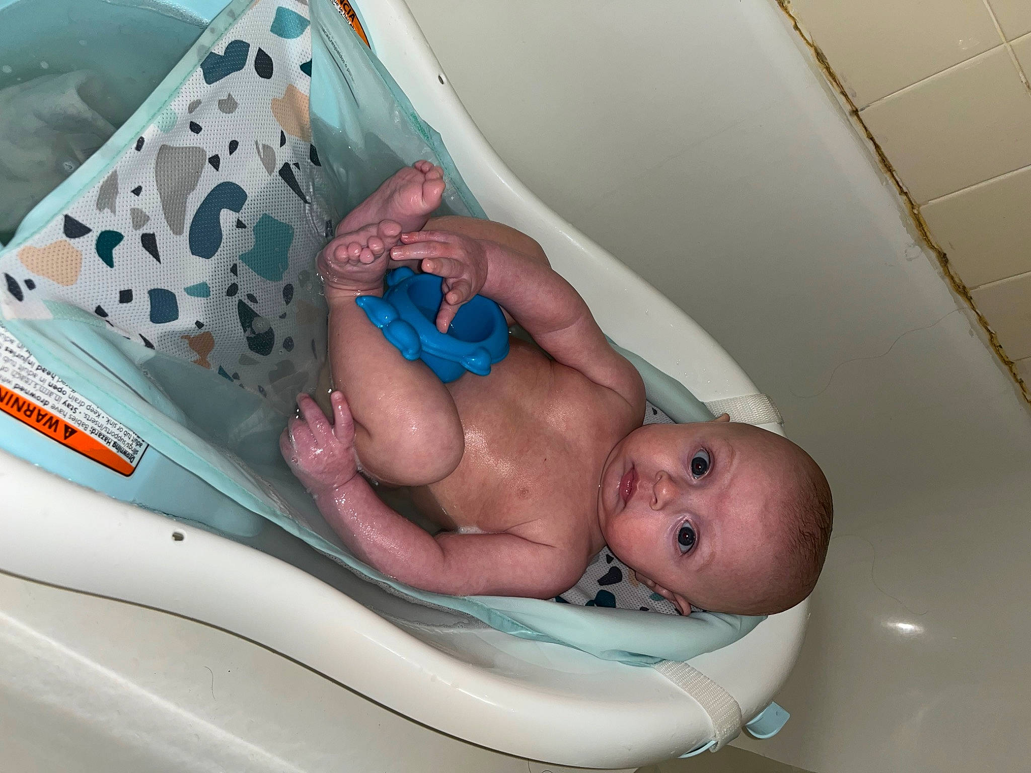 Ares is registered to the contest to win money with this photo: abdomen, baby, baby_bathing, baby_products, baby_safety, bathing, bathtub, chest, child, comfort, finger, foot, fun, human_leg, leg, mouth, person, room, stomach, thumb