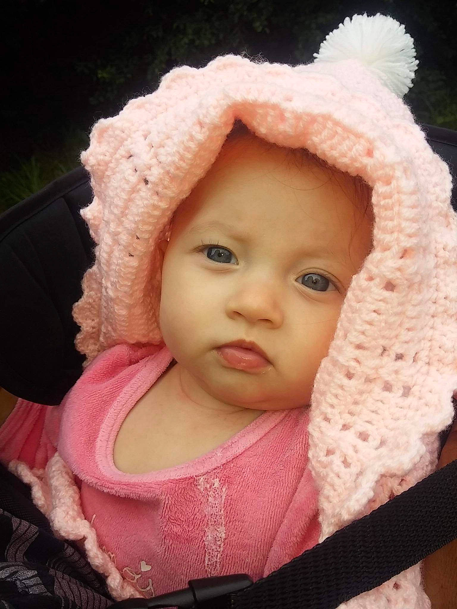 Kaliska participe au concours pour gagner de l'argent avec cette photo : baby, baby_products, bonnet, cheek, child, crochet, eye, face, hat, head, headgear, knit_cap, lip, nose, outerwear, person, pink, product, skin, toddler
