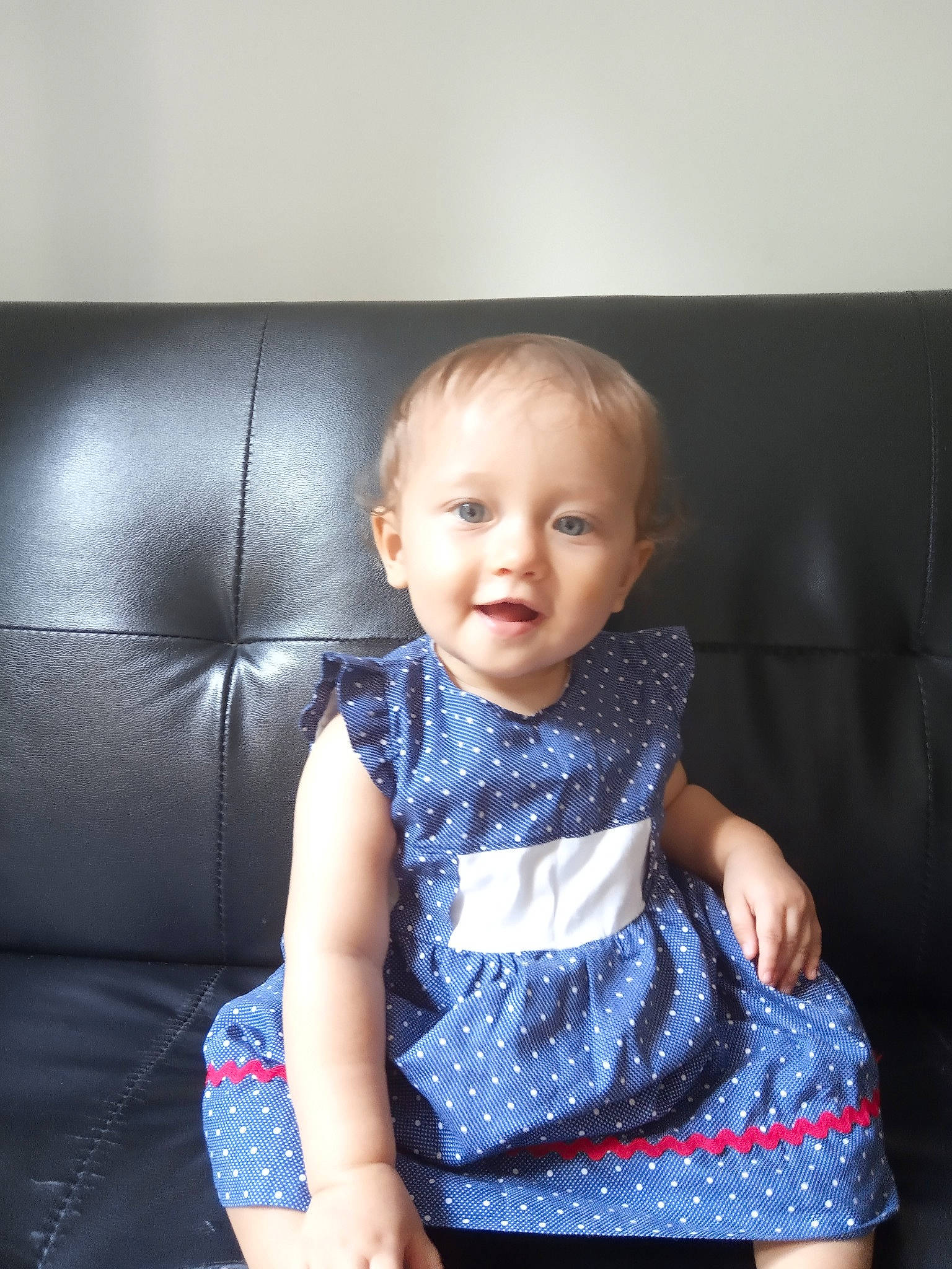 Kaliska a rejoint le concours — aidez-le/la à gagner de superbes lots ! arm, baby, baby_toddler_clothing, blue, cheek, child, design, dress, face, head, pattern, person, room, sitting, skin, smile, standing, t_shirt, toddler, vacation