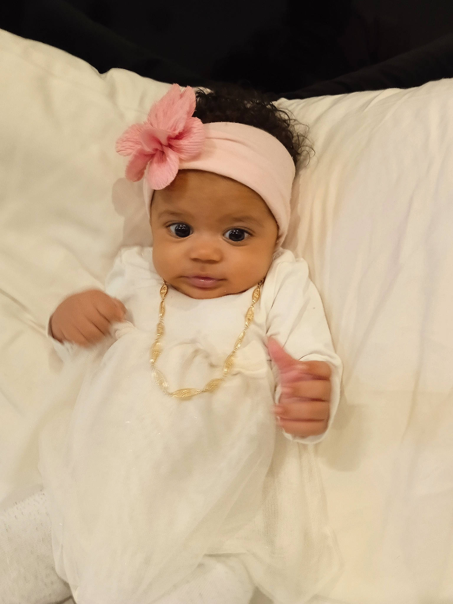 Claudia a rejoint le concours — aidez-le/la à gagner de superbes lots ! baby, baby_toddler_clothing, cheek, child, comfort, dress, eye, eyelash, face, fashion_accessory, happy, headband, headpiece, headwear, linens, peach, person, petal, pink, sleeve