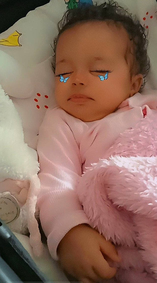 Claudia participe au concours pour gagner de l'argent avec cette photo : baby, baby_sleeping, baby_toddler_clothing, cheek, chin, comfort, eye, finger, hairstyle, happy, head, iris, linens, lip, mouth, neck, person, pink, skin, sleeve