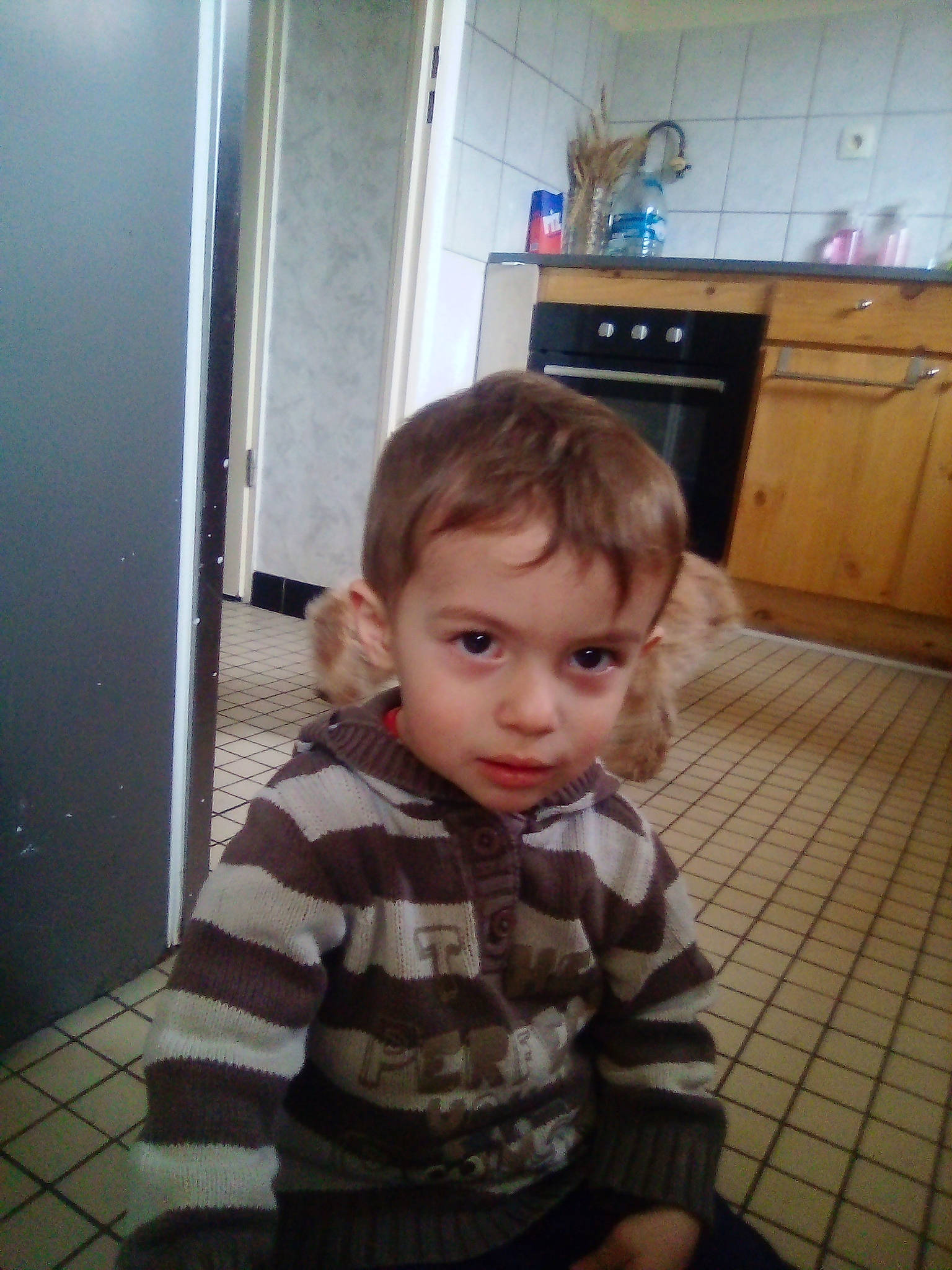 Malone a rejoint le concours — aidez-le/la à gagner de superbes lots ! baby, baby_toddler_clothing, cabinetry, cheek, countertop, cupboard, drawer, floor, flooring, hardwood, home_appliance, iris, kitchen, kitchen_appliance, kitchen_stove, major_appliance, person, sleeve, standing, toddler