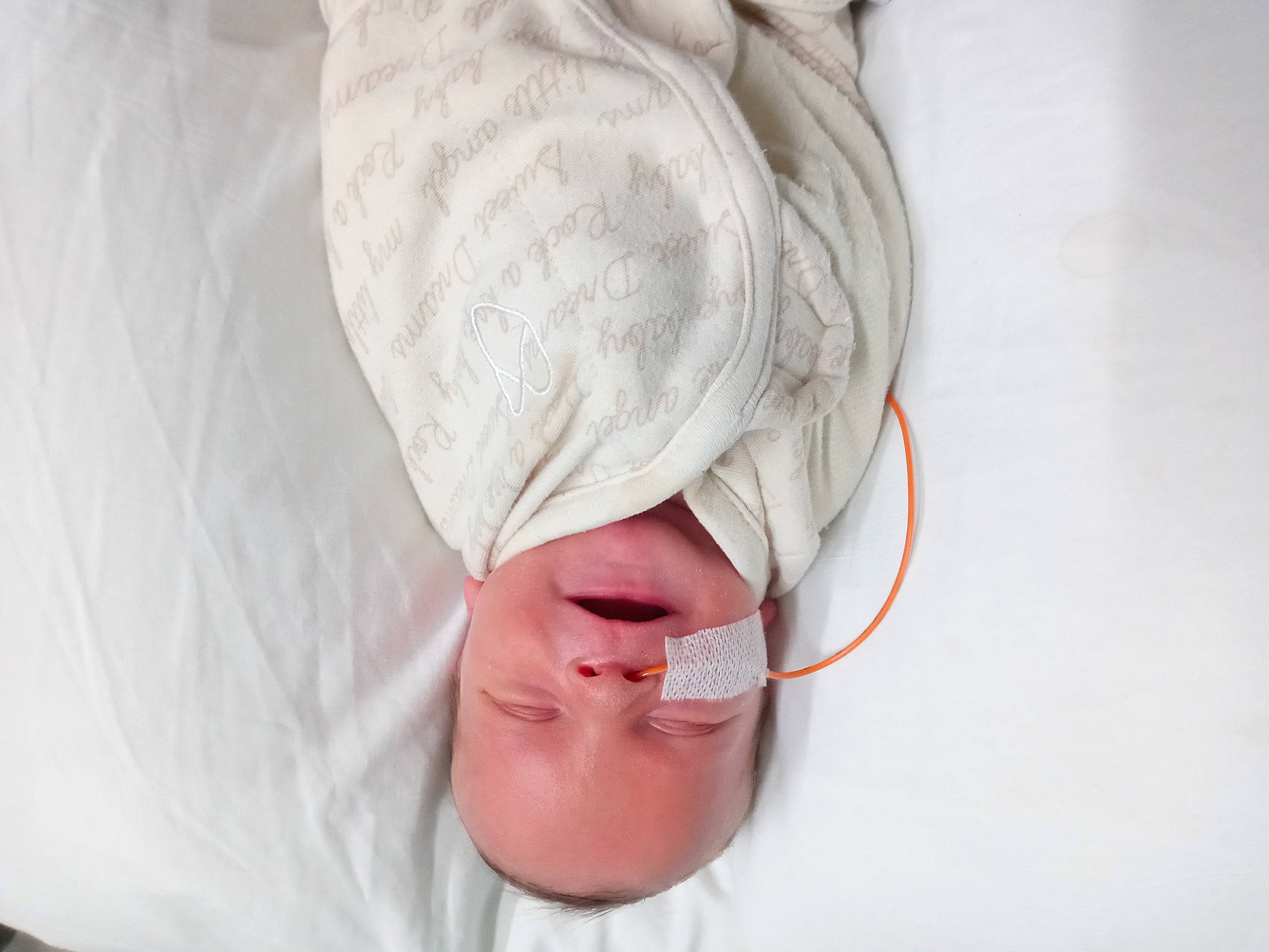 Axl is registered to the contest to win money with this photo: baby, cap, comfort, eyelash, eyewear, fashion_accessory, fur, gesture, happy, human_leg, jaw, knit_cap, laugh, leg, linens, lip, person, sleeve, smile, vision_care