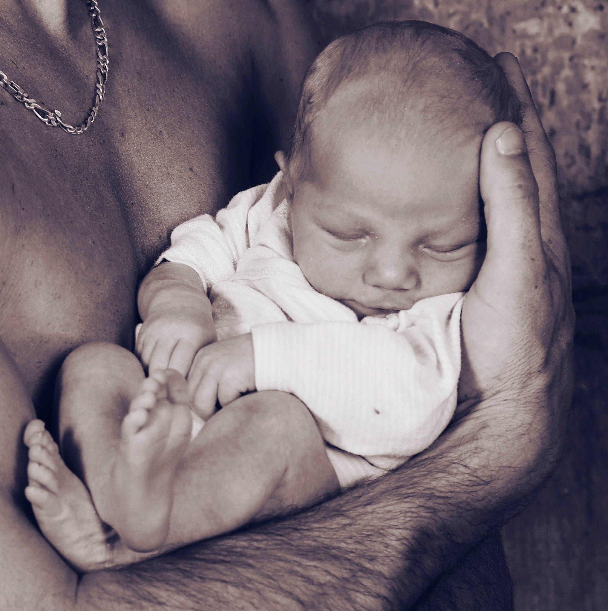 Logan a rejoint le concours — aidez-le/la à gagner de superbes lots ! arm, baby, baby_sleeping, baby_toddler_clothing, cheek, child, comfort, eye, face, facial_expression, finger, flash_photography, gesture, happy, head, iris, monochrome_photography, person, skin, stomach