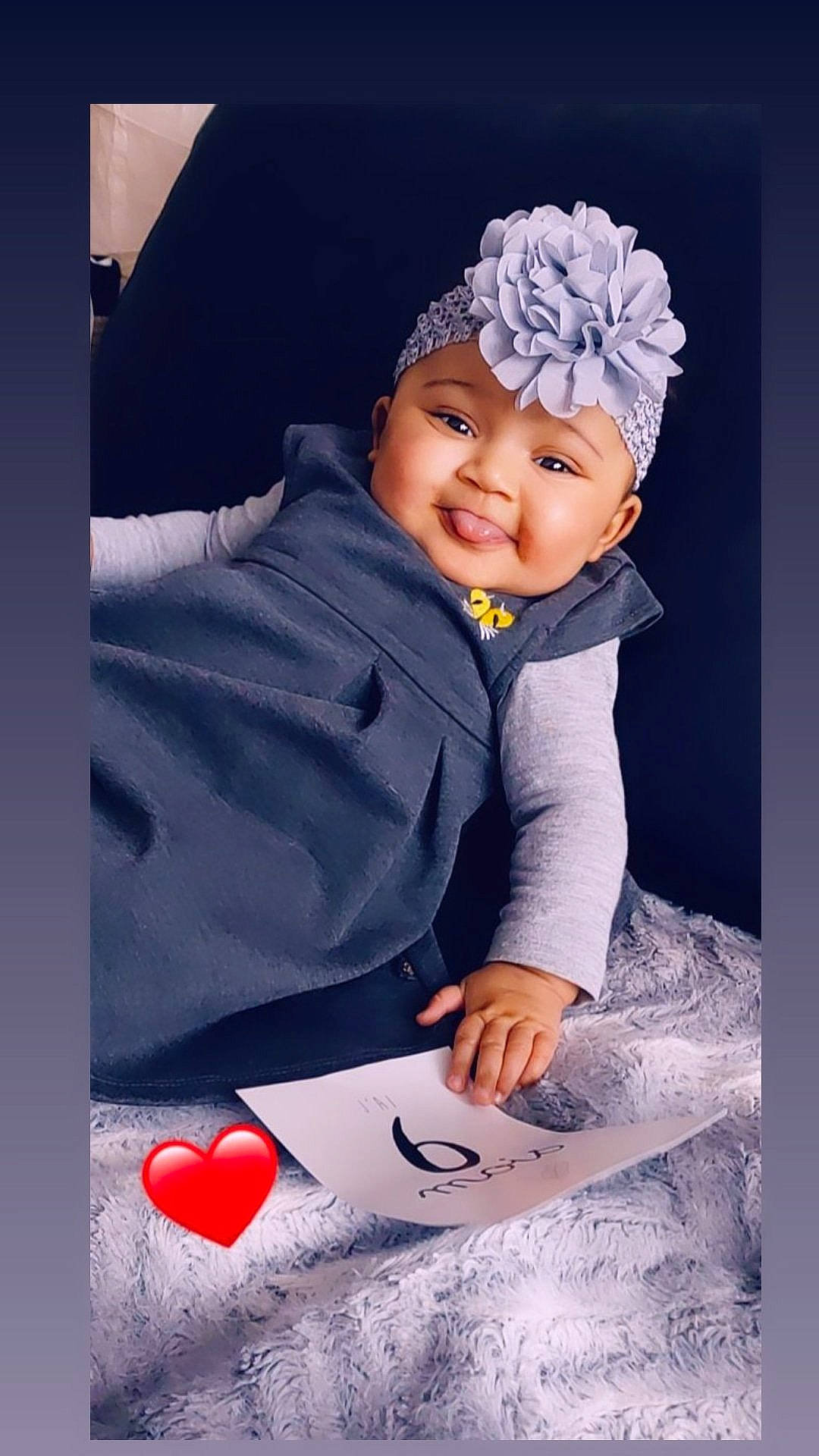 Camélia a rejoint le concours — aidez-le/la à gagner de superbes lots ! baby, baby_toddler_clothing, cap, carmine, child, fashion_accessory, flash_photography, fun, hair_accessory, happy, hat, headband, headpiece, headwear, joy, person, petal, recreation, sitting, sleeve